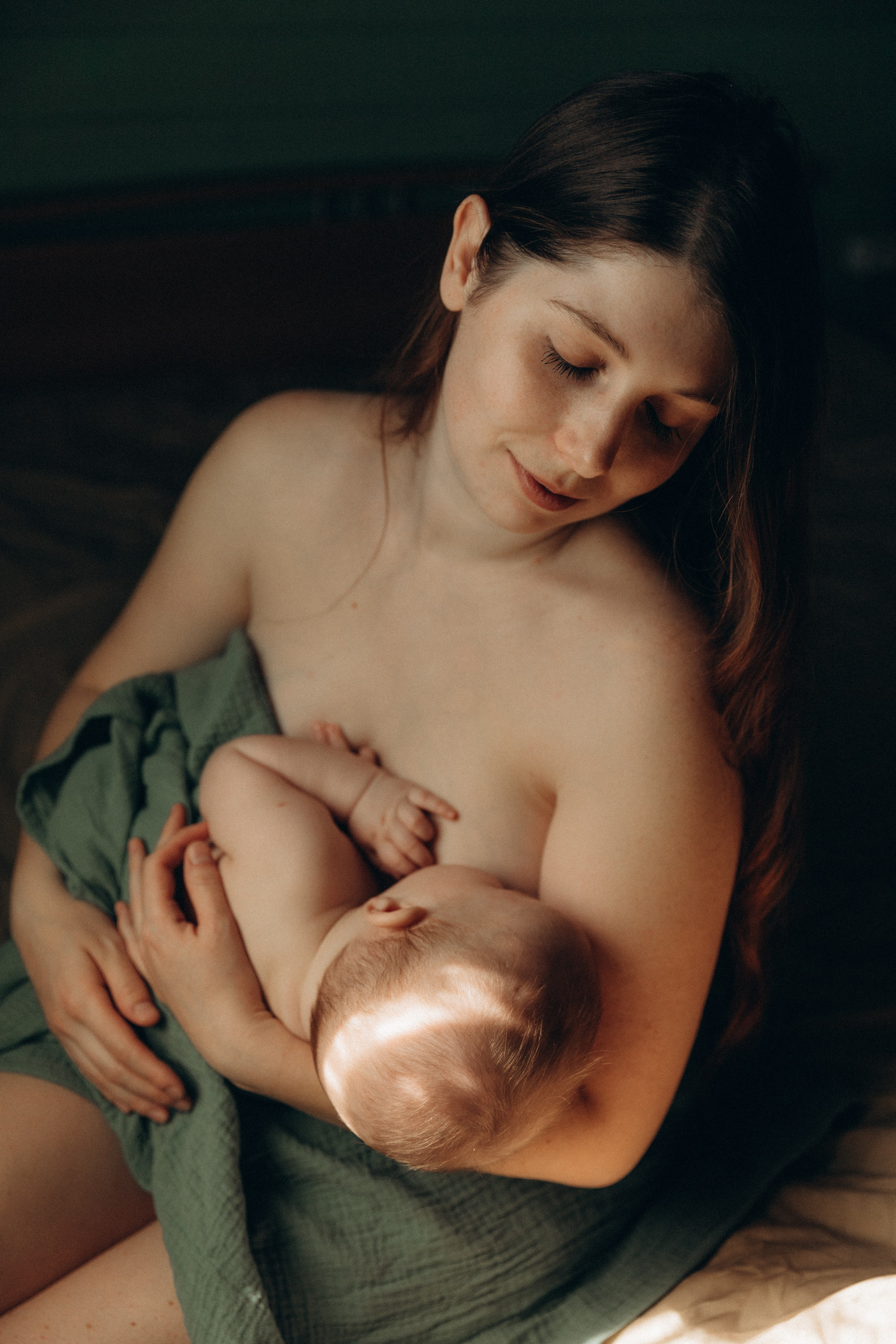 Мама и малыш, домашняя история. Фотограф Ульяна Дивина в Нижнем Новгороде и Нижегородской области