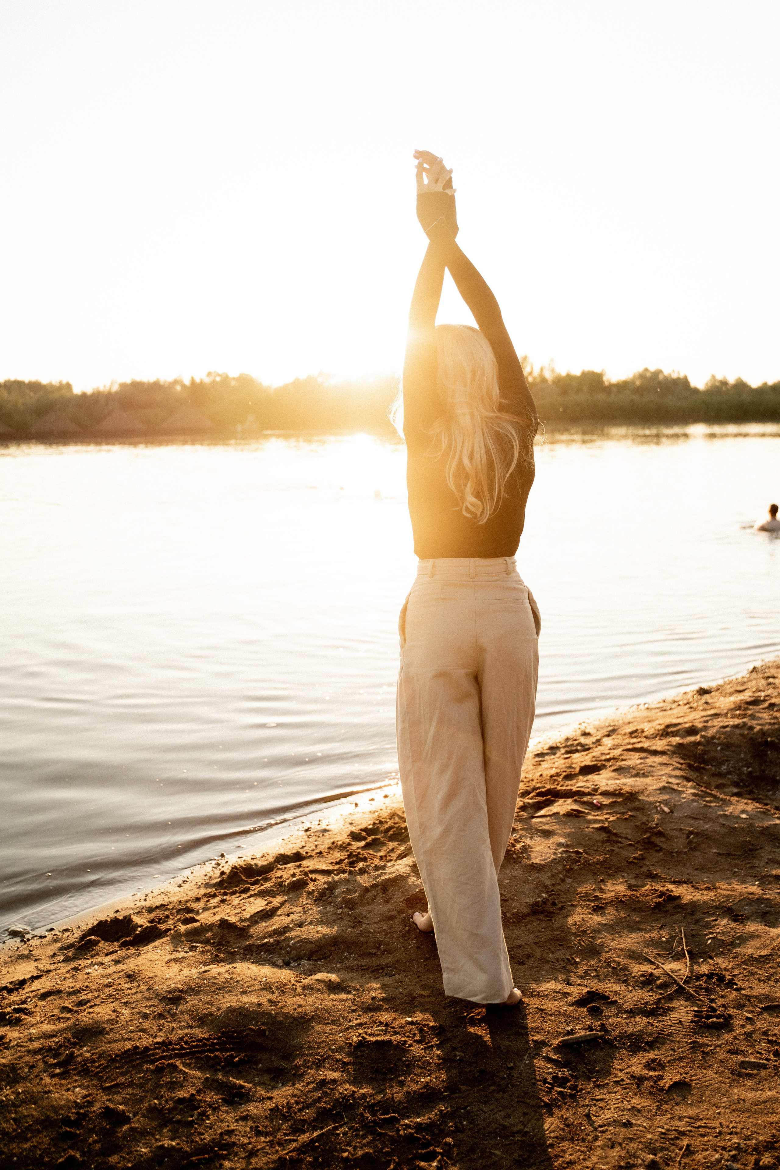 Девушки на берегу