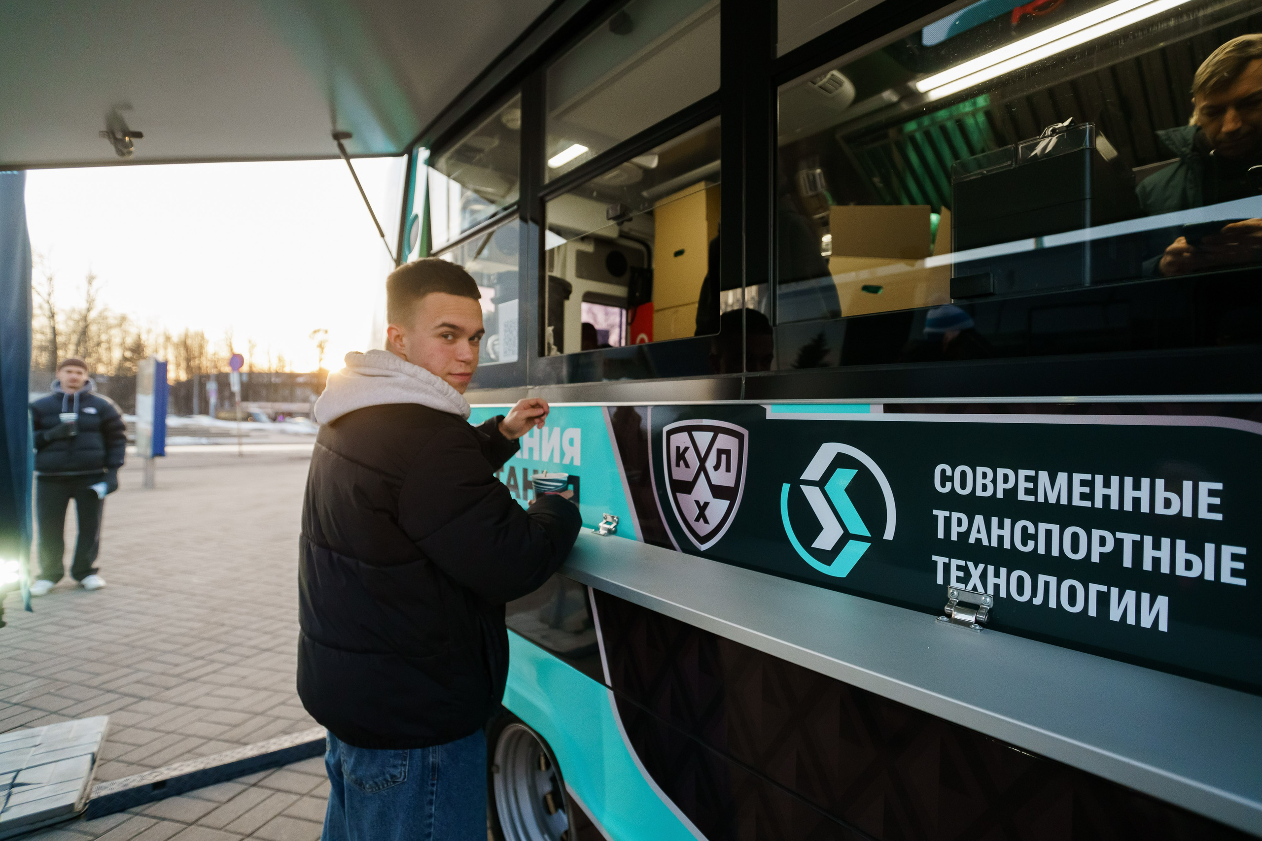 Промоакция у стадиона Арена 2000 г. Ярославль. Репортажный фотограф Сергей Сажин г. Ярославль