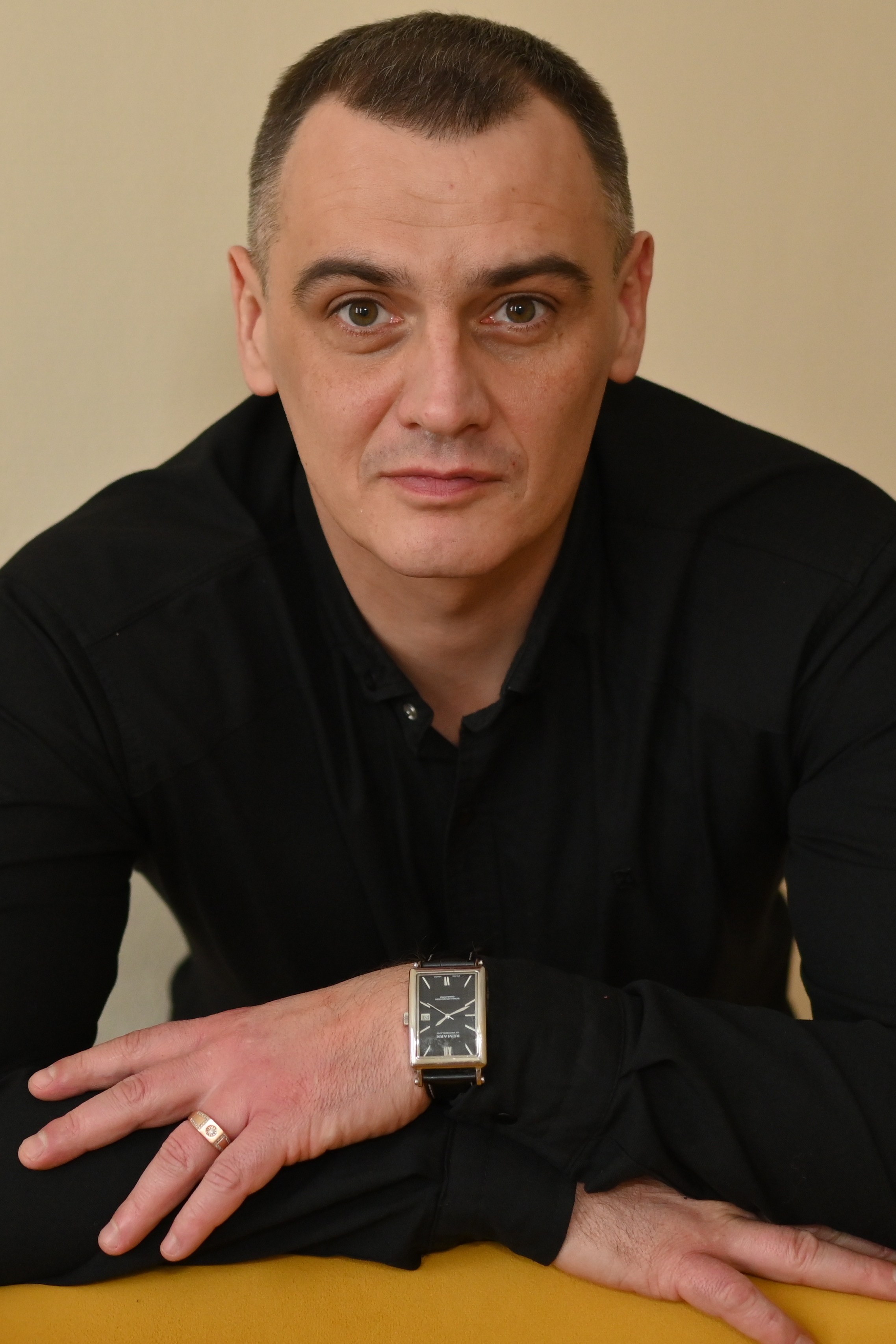 Крупный план, взгляд в камеру