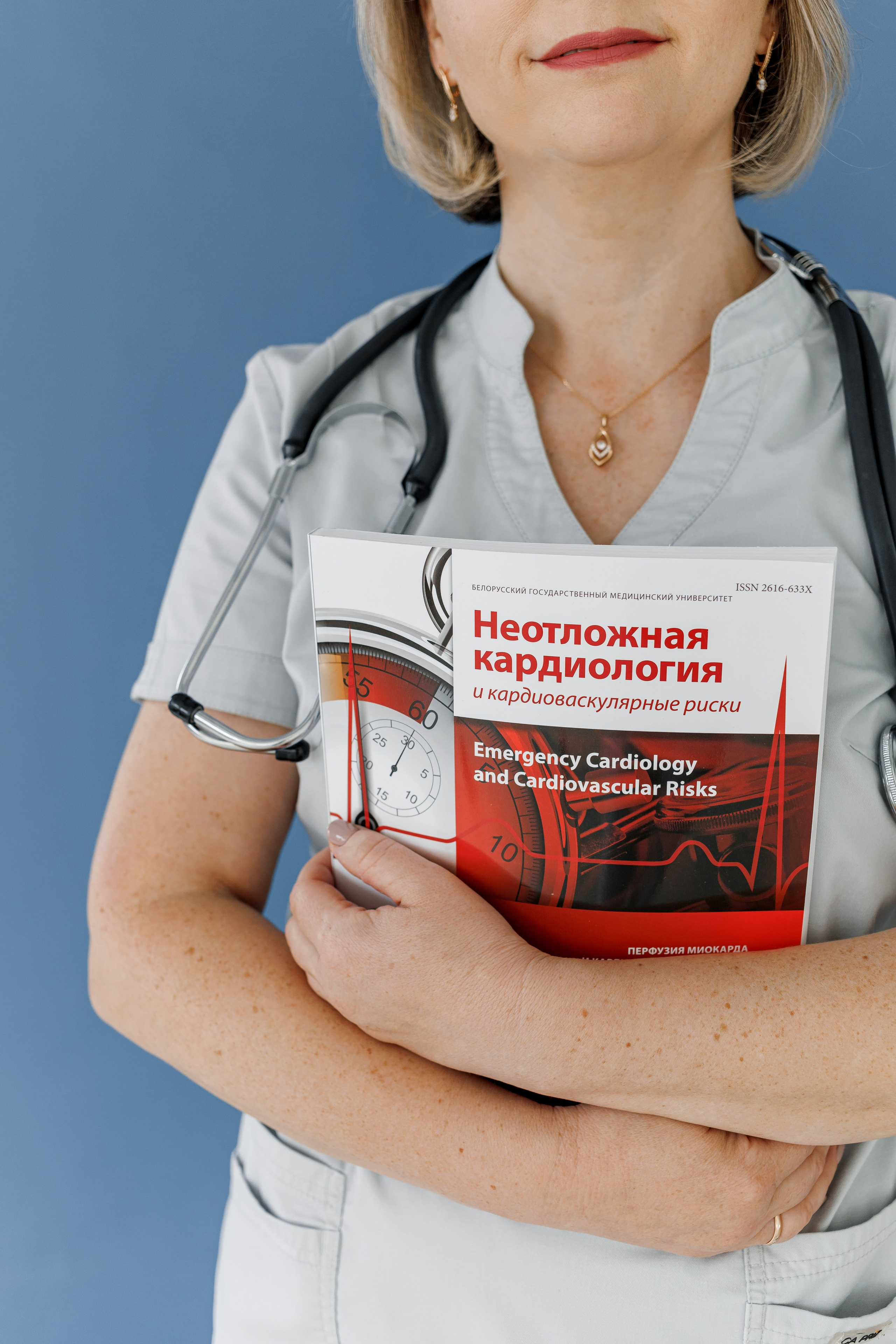 детали фонендоскопа на шее кардиолога крупный план