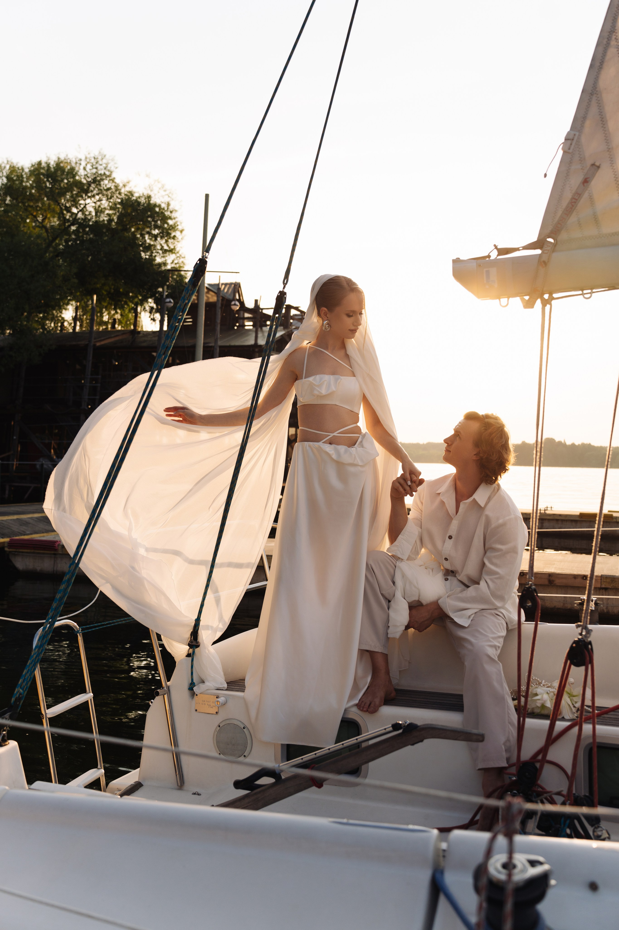 Свадебная фотосессия на яхте на закате (Пироговское водохранилище)