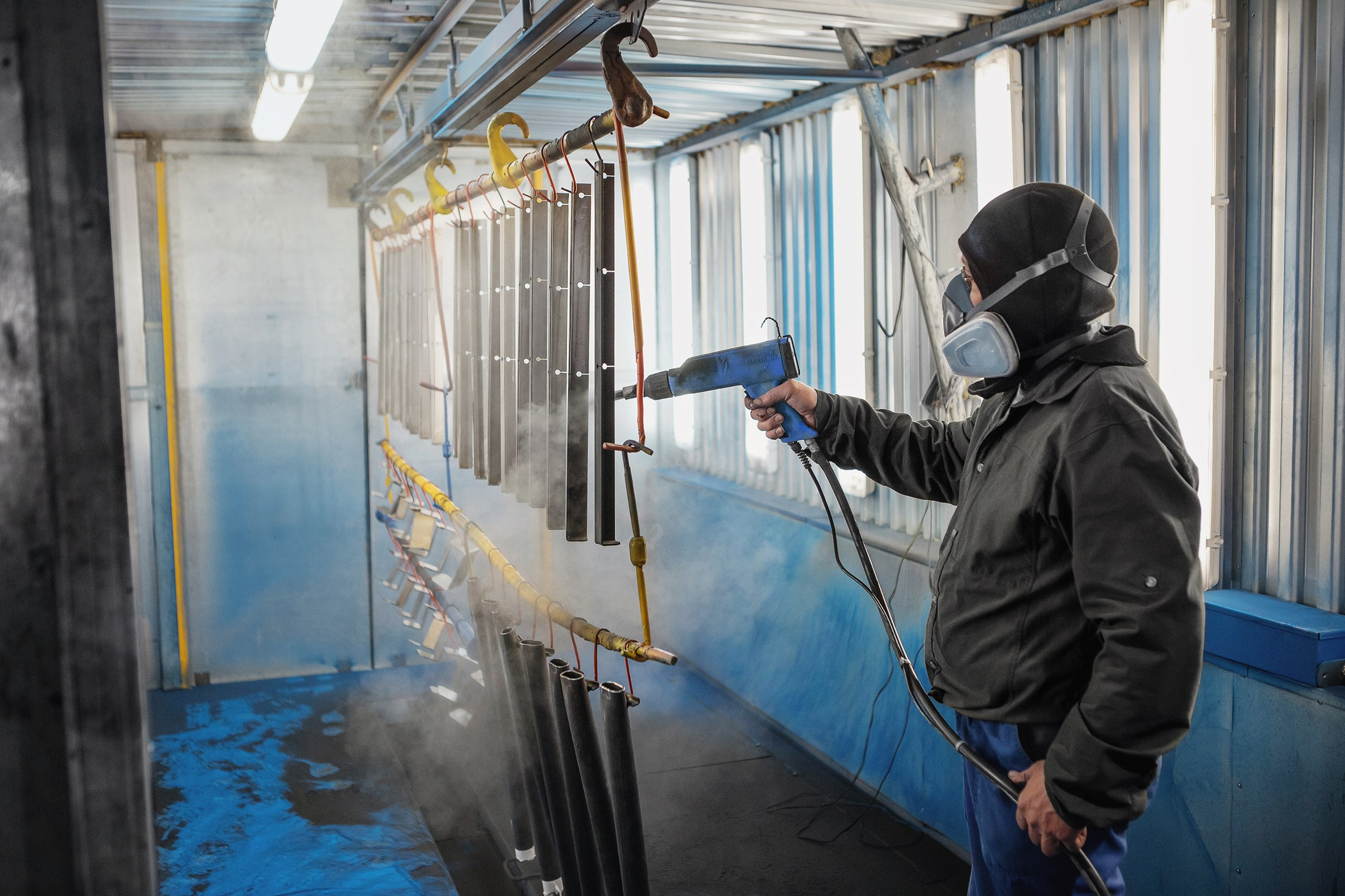 маляр на заводе фотография