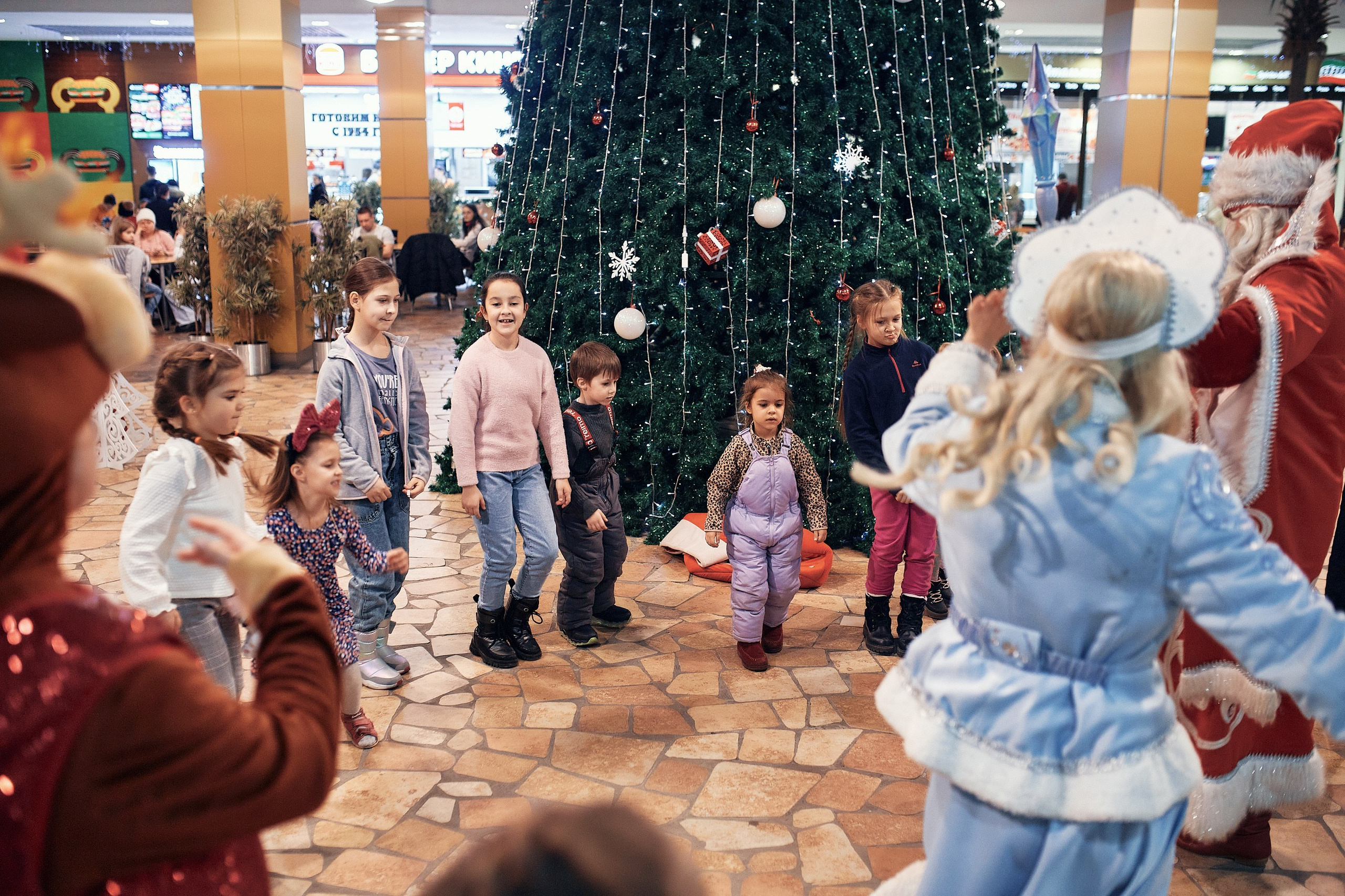 Детский новогодний праздник в ТЦ Июнь. Семейный и репортажной фотограф в Красноярске и Москве Виктор Бабинцев