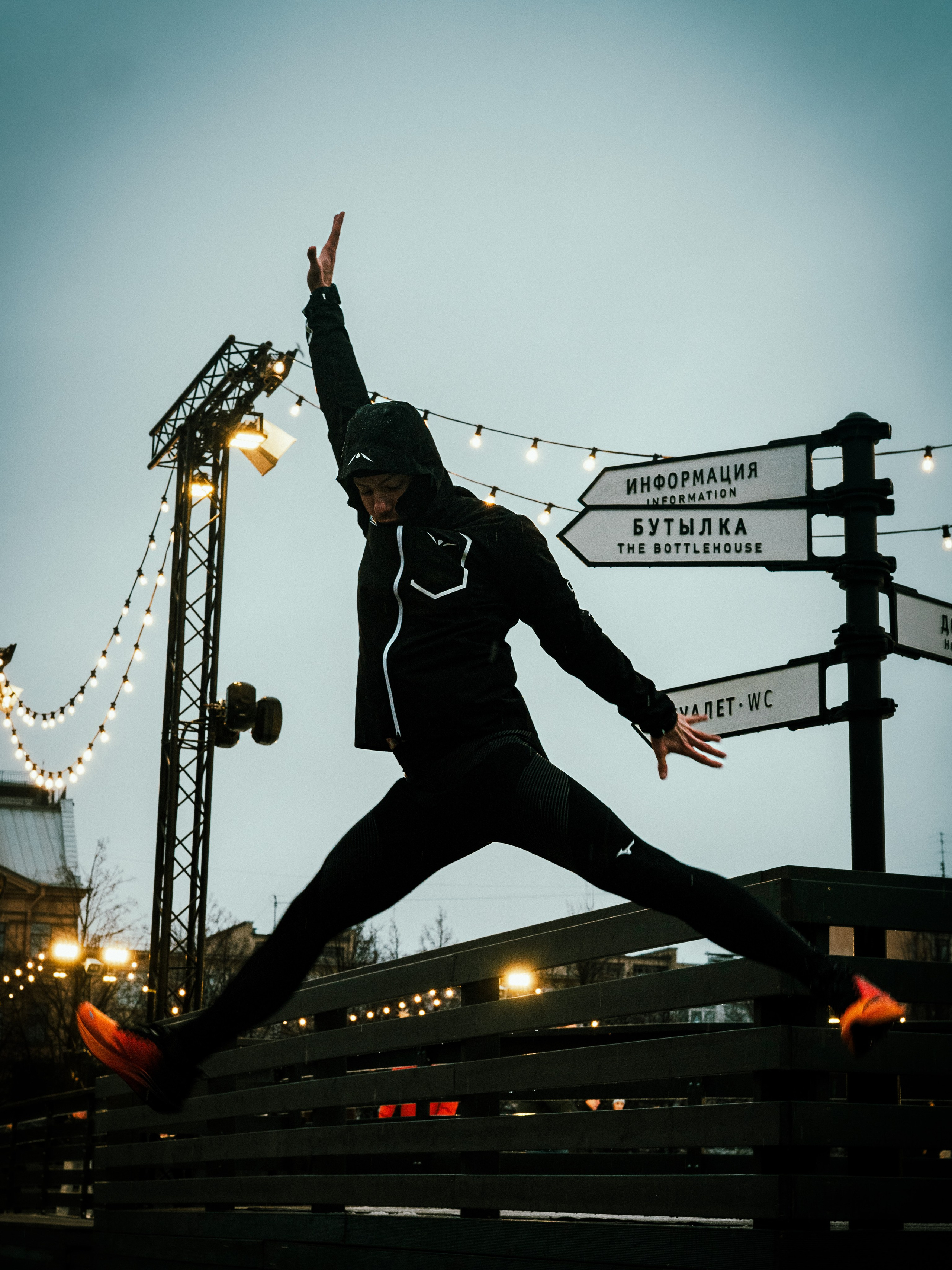 Social Run Community x Anta. Зимняя городская новогодняя фотосессия спортивной одежды от бегового клуба social run community. Портретный и репортажный фотограф в Санкт-Петербурге Смоляков Максим