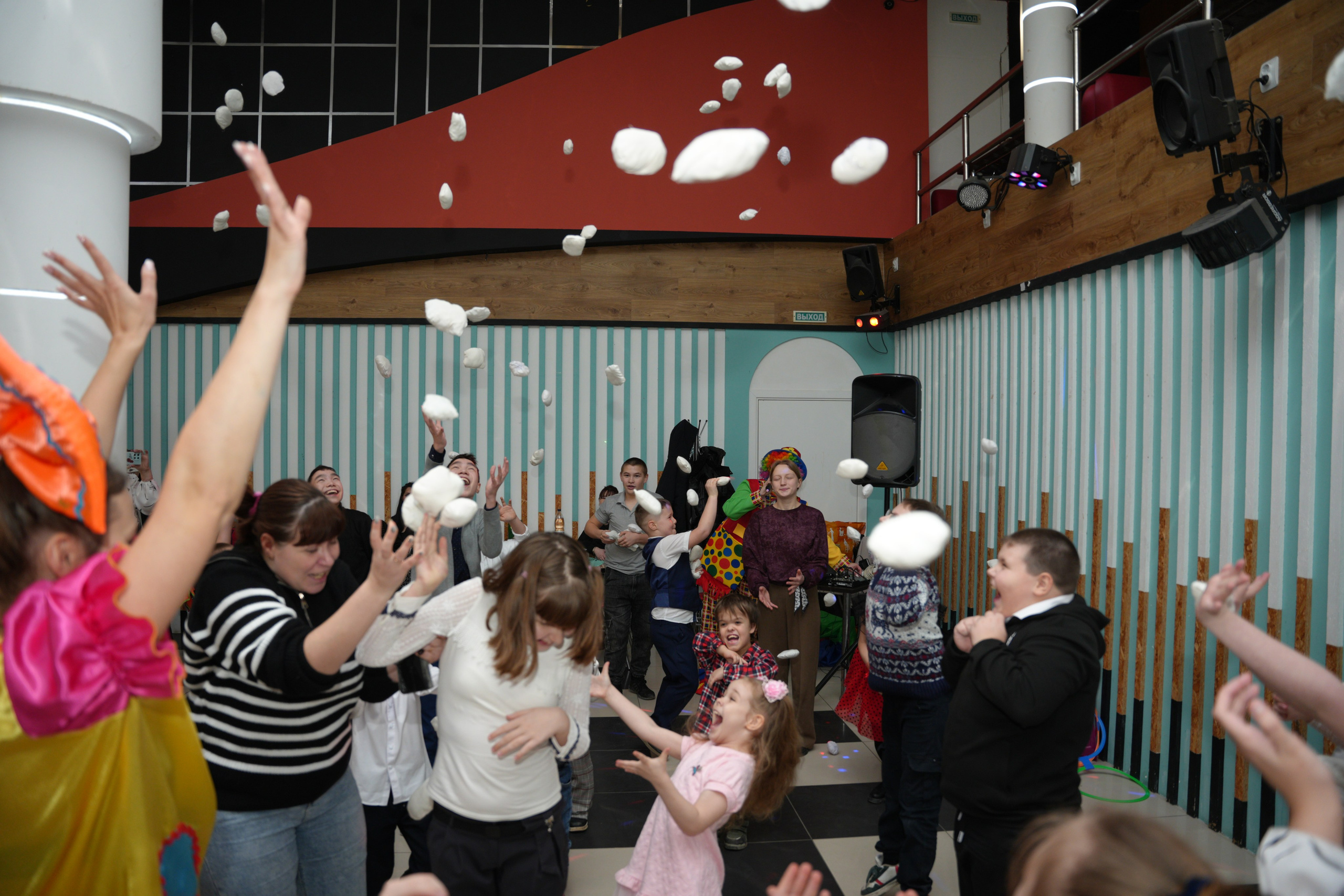 Социально —благотворительная акция «Ты в этом мире не один», посвященная Международному дню инвалидов. ВЫПУСКНЫЕ АЛЬБОМЫ, Школьный фотограф, семейный и свадебный в Саратове и области Ольга Плаксина