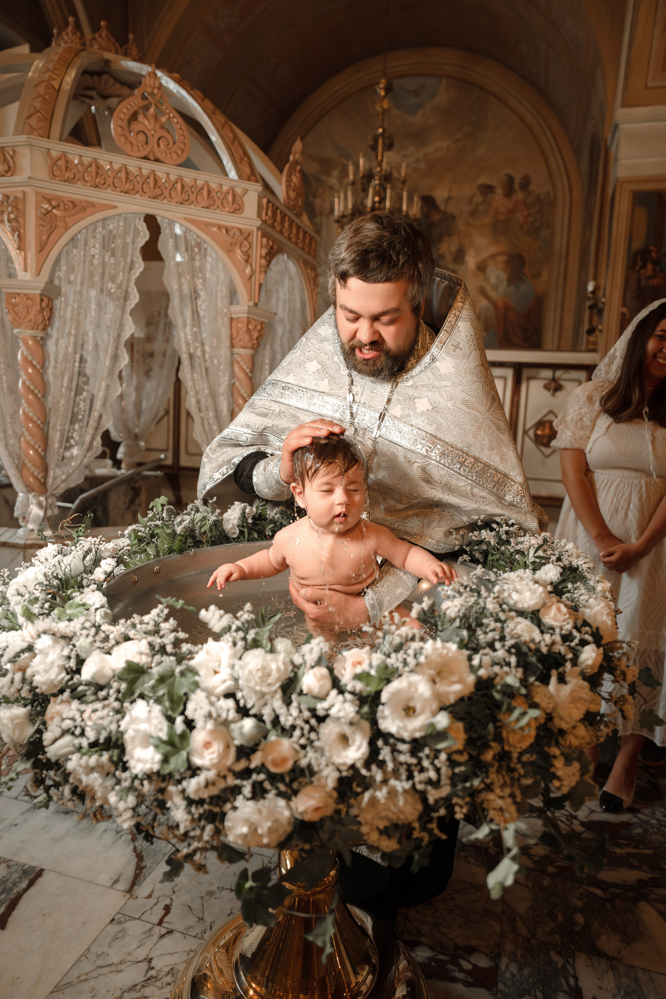 Крещение Вареньки в Храме Воскресения Словущего в Даниловской Слободе. Фото- и видеосъёмка крещения и венчания. Фотограф на крещение Москва