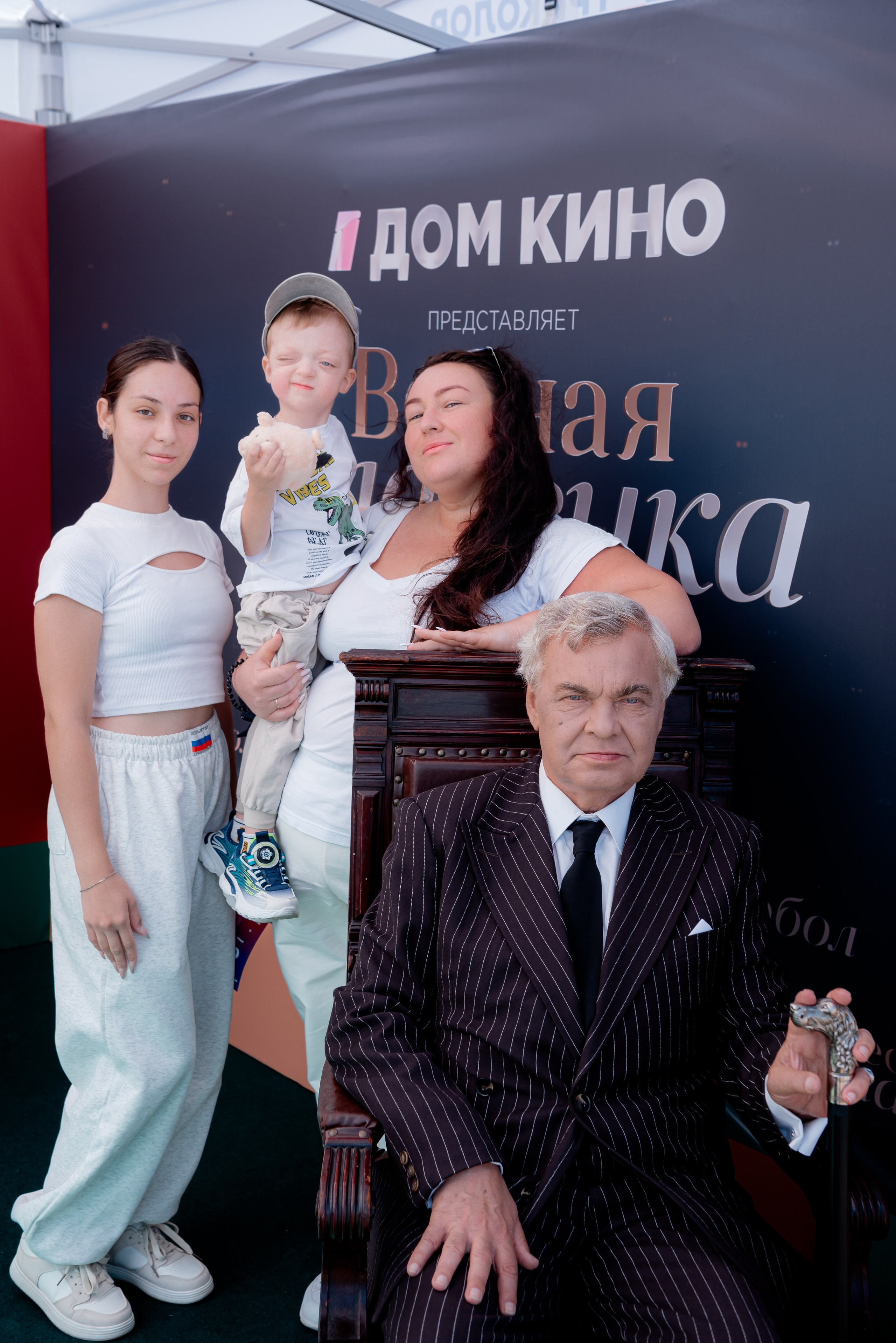 Портретные фото с артистами в палатке Триколор Дом Кинов на день города Волгоград. Фотограф в Волгограде и Волжском Александр Горбань