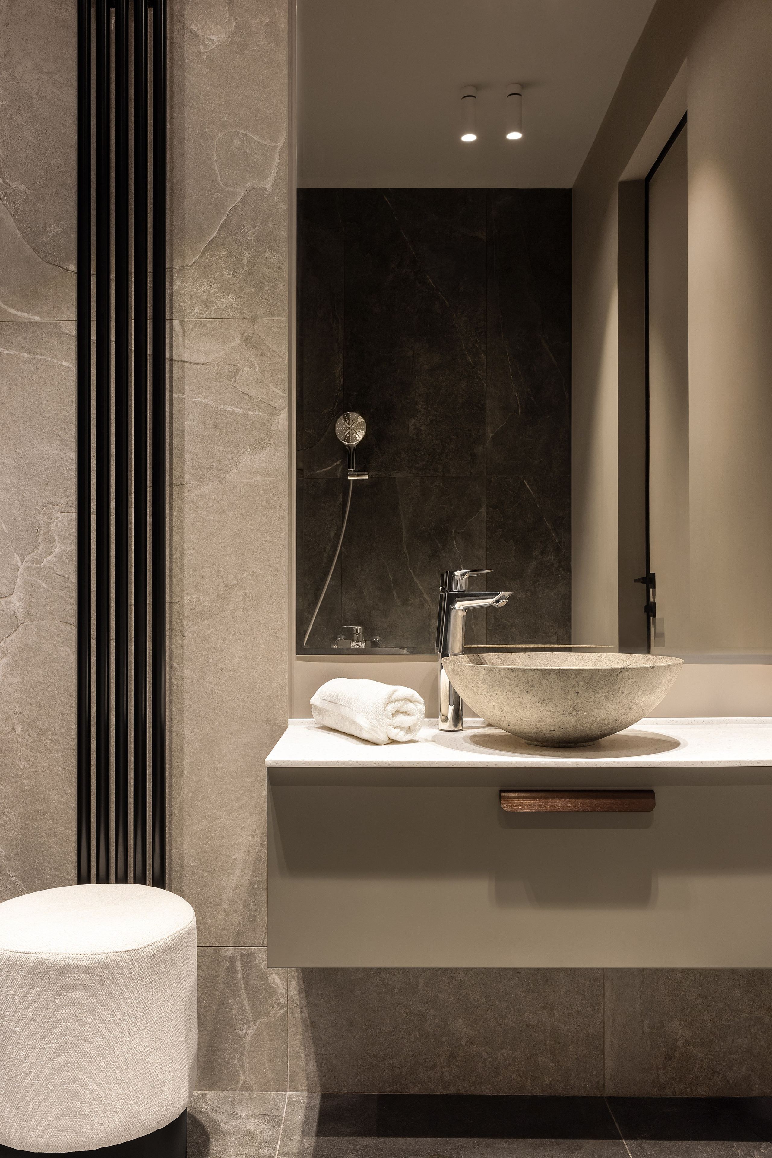 интерьер ванной комнаты в минималистичном стиле в серых цветах 