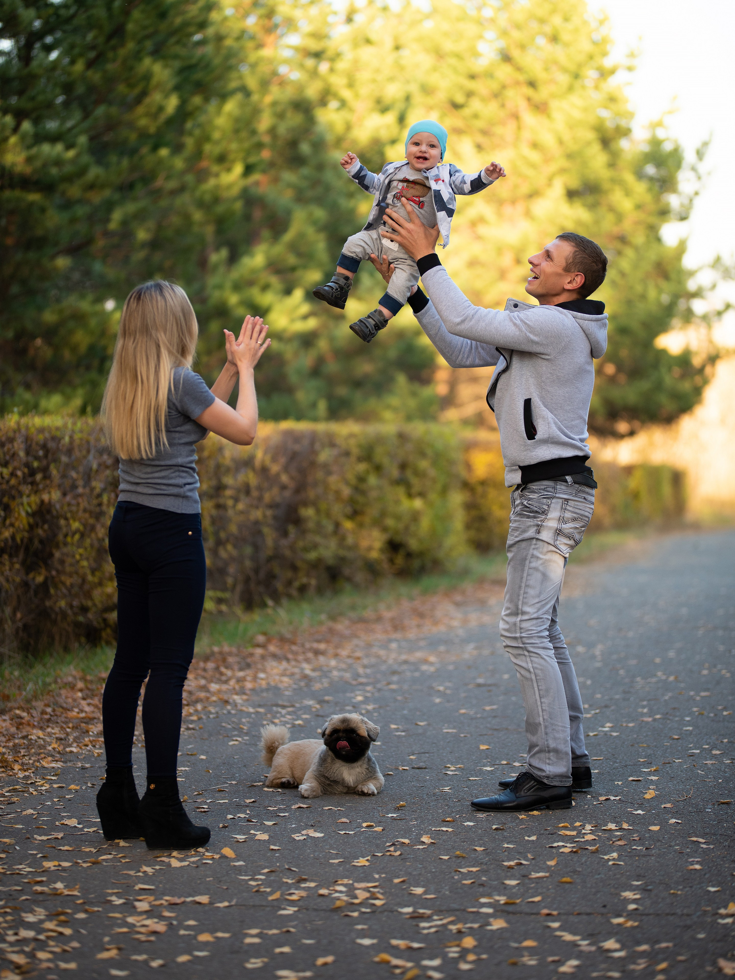 Семейная фотосессия с ребенком и собакой.