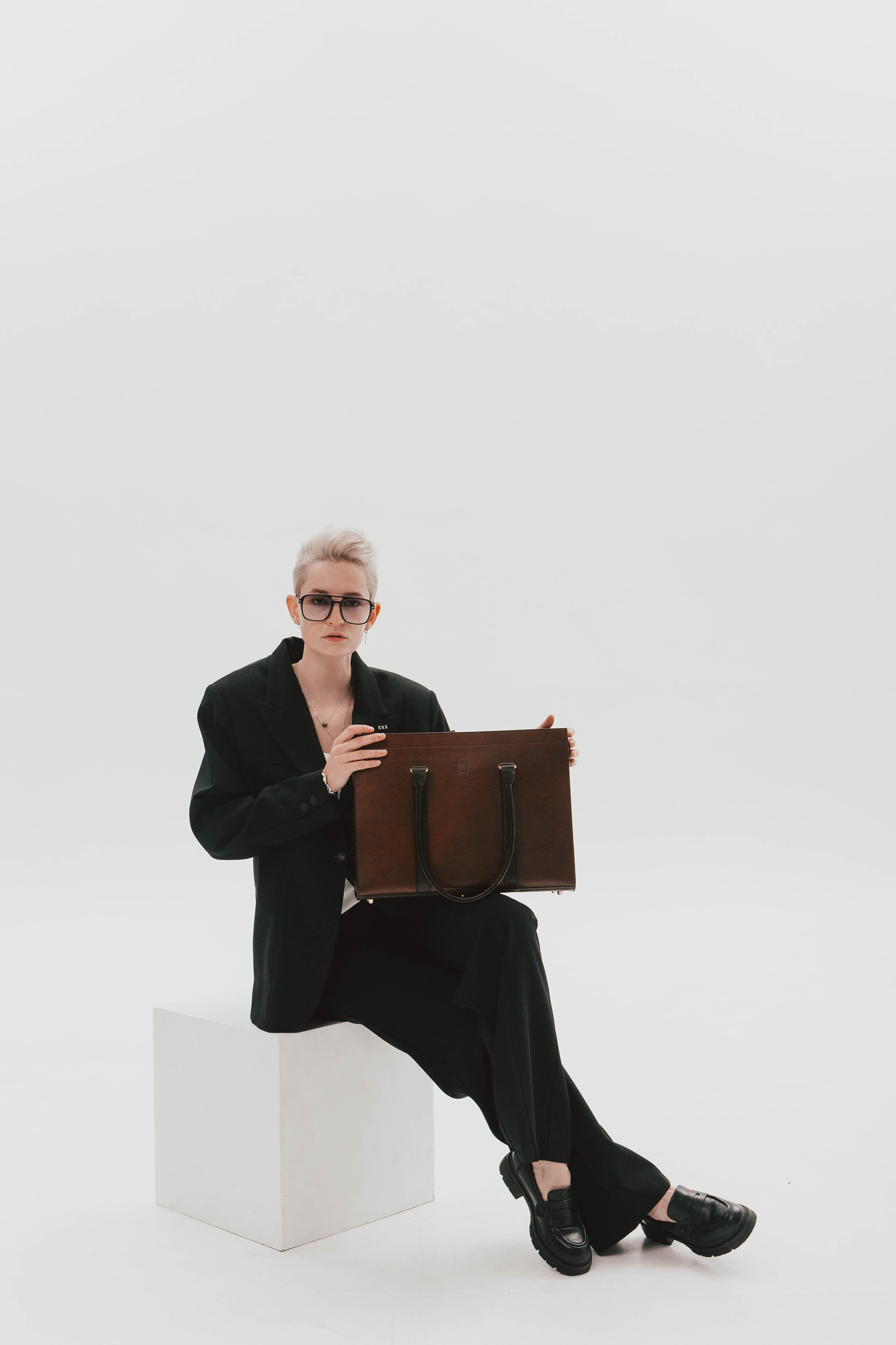 Анна Гречаная и изделие Дана Настаса 💼. Фотограф Ольга Крукле