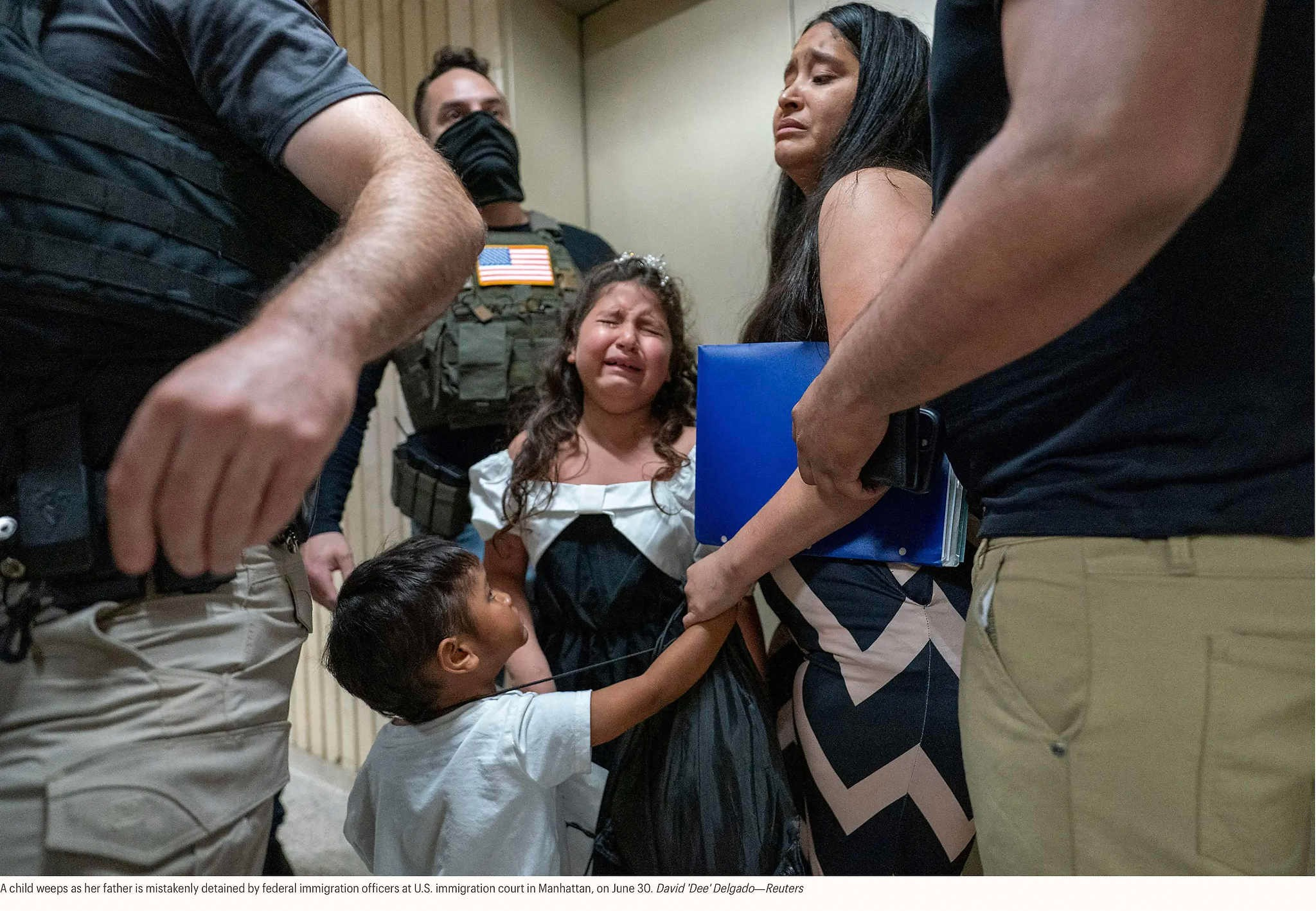 Девочка плачет, пока ее отца по ошибке задерживают сотрудники федеральной иммиграционной службы в иммиграционном суде США на Манхэттене, 30 июня. Дэвид «Ди» Дельгадо — Reuters
