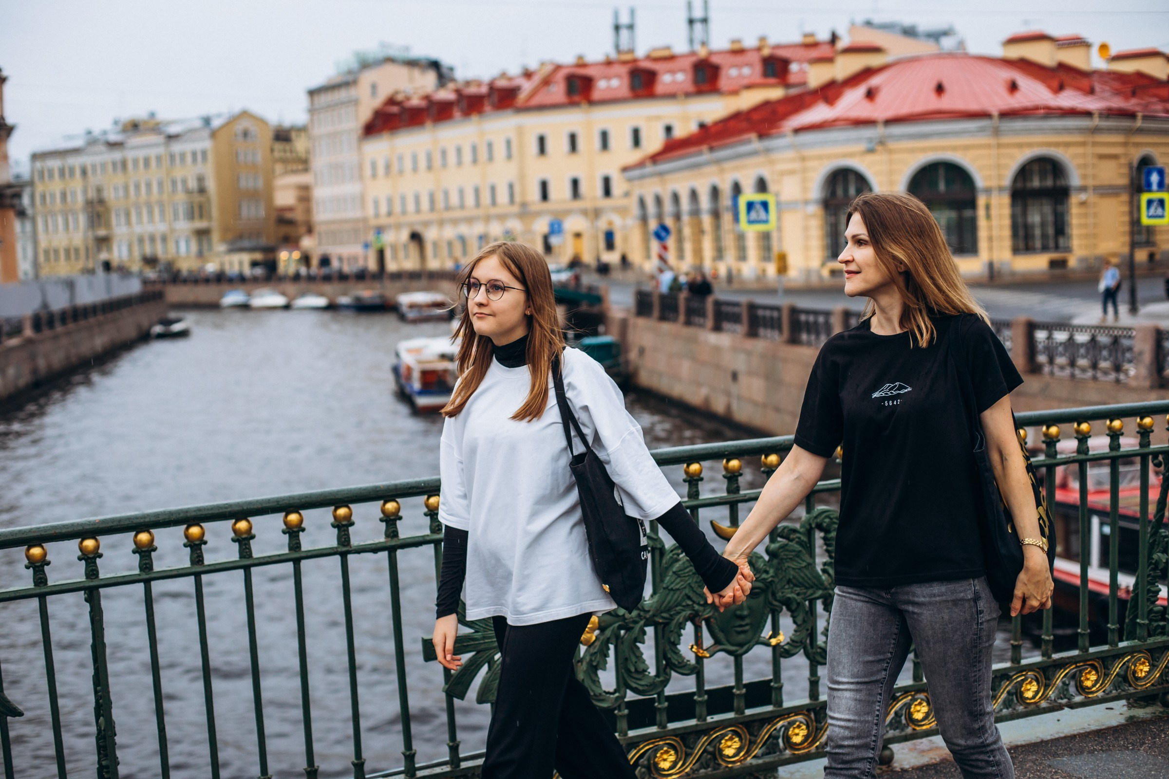 Светлана и Анна в июне. Фотопрогулка в Петербурге. Индивидуальный и семейный фотограф в Санкт-Петербурге