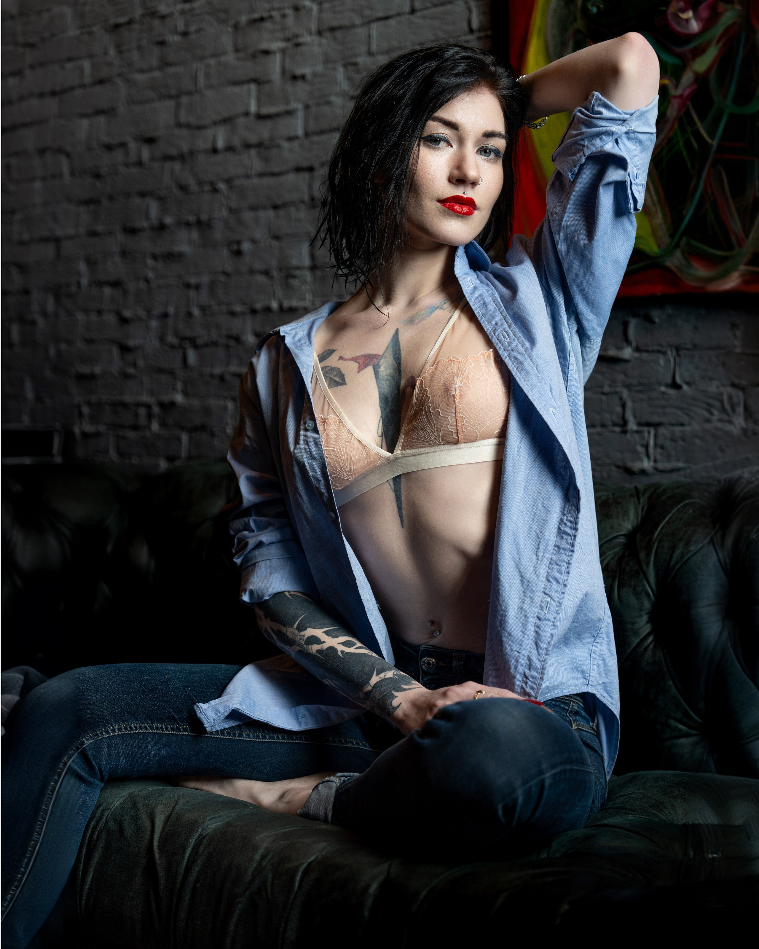 женское портретное фото в рубашке и белье с естественным светом 