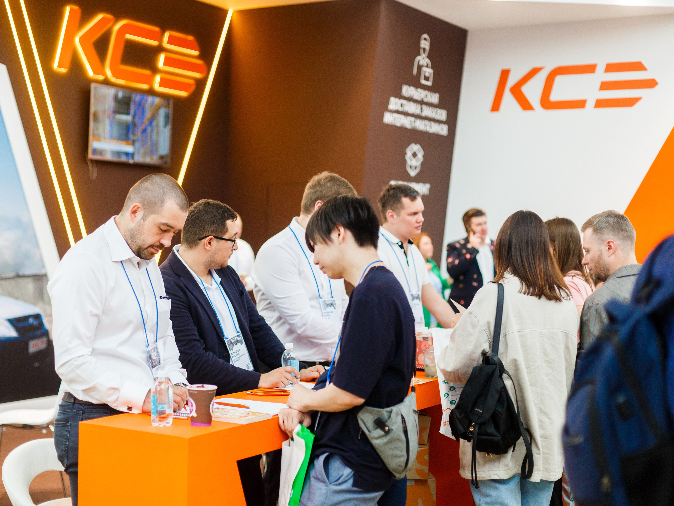 Обзор работы стенда Курьер-сервис. Репортажный фотограф Борис Геер