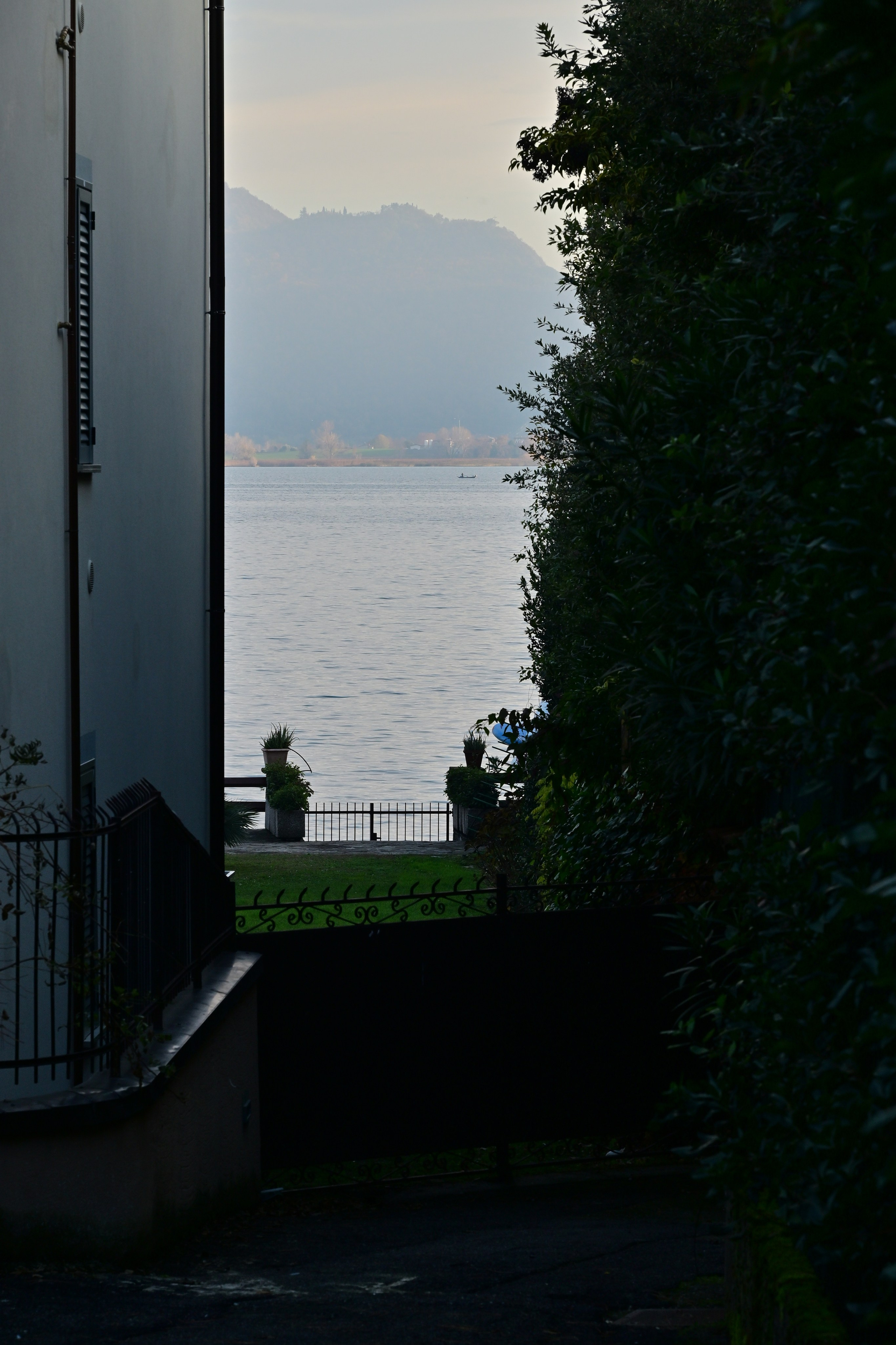 Lago d'iseo and hotel. Фотограф Минск