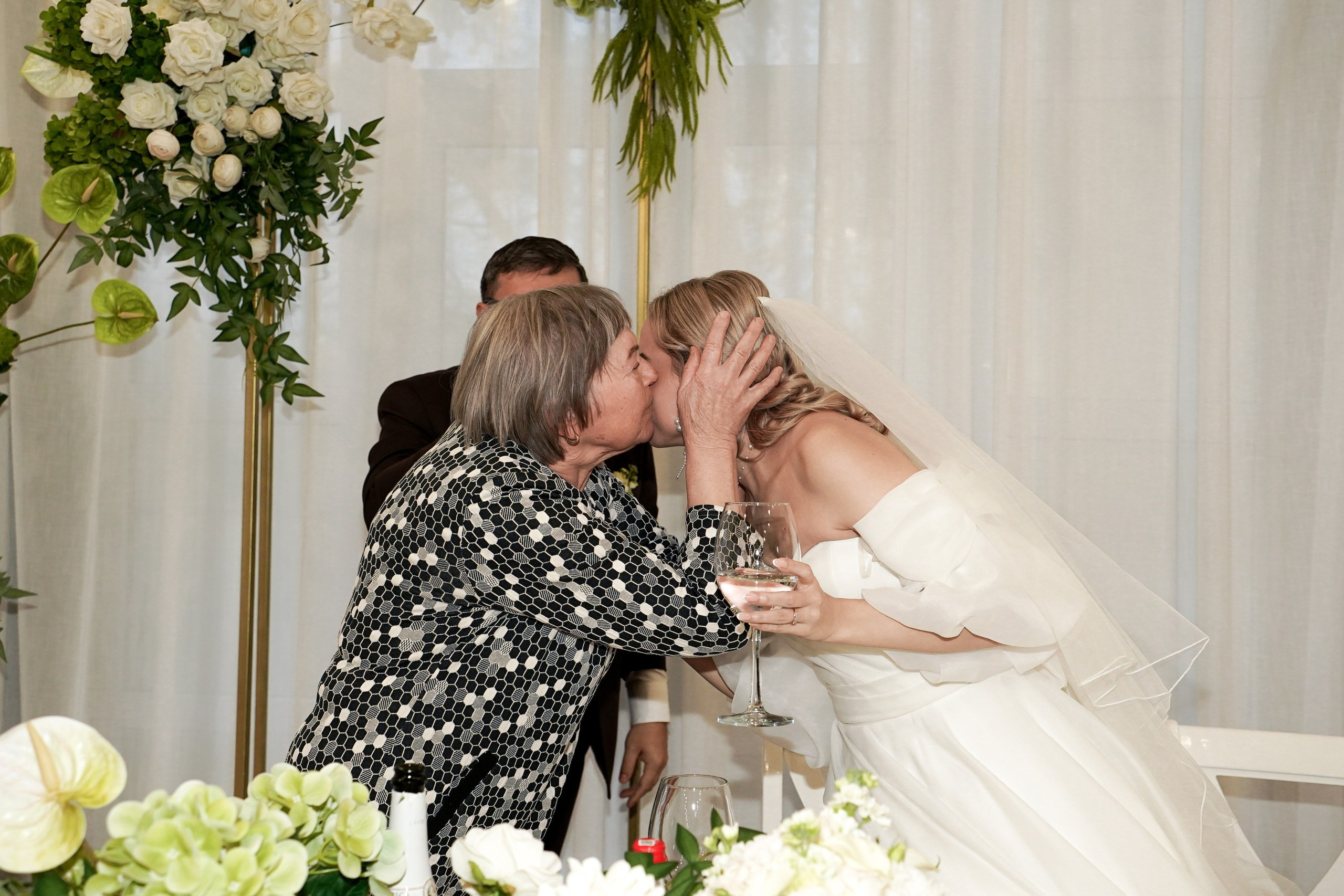 Свадебная фотосессия «4 часа». Отель Резиденция в Ростове-на-Дону. Кадры молодоженов на природе. Фотосессия банкета 1 час. Свадебный фотограф в Ростове-на-Дону. Таинство Крещения и Венчания, семейные фотосессии. Алёна Чёботова