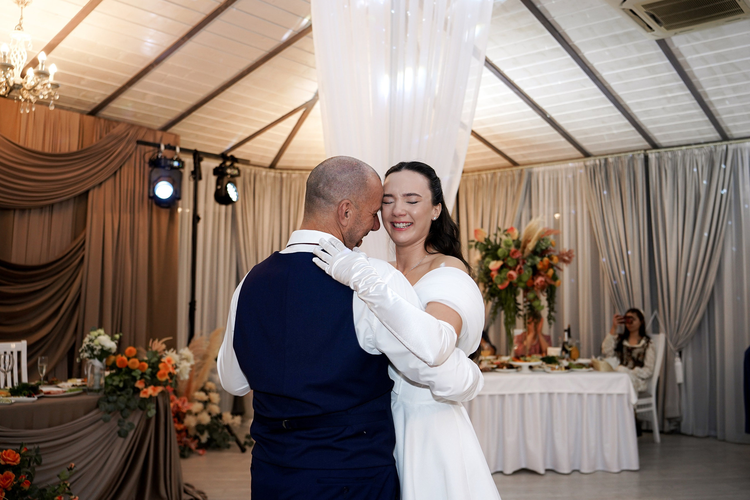 Свадебный банкет в беседке. Свадебный фотограф в Ростове-на-Дону. Таинство Крещения и Венчания, семейные фотосессии. Алёна Чёботова