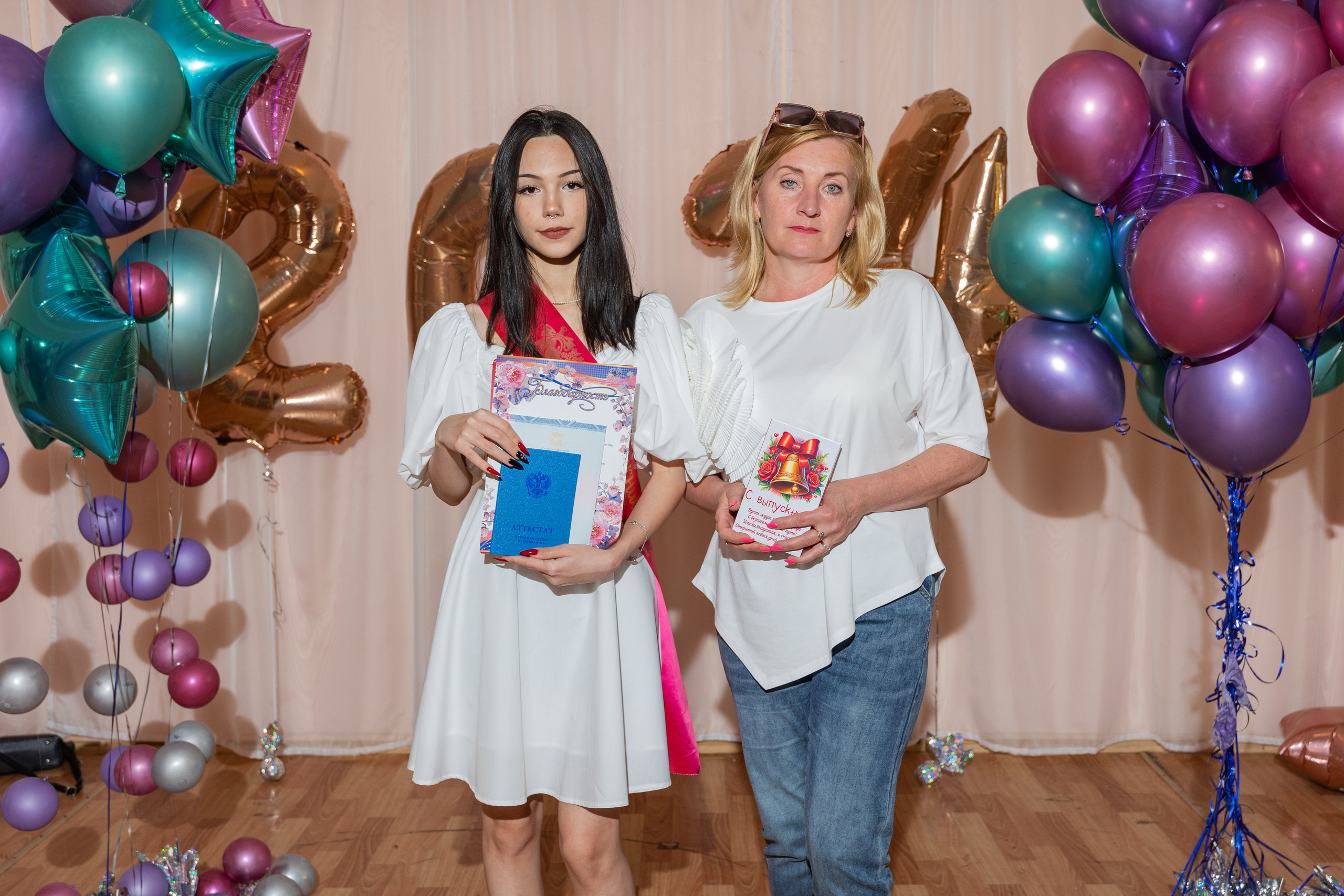 Вручение атестатов в школе № 66. Выпускные альбомы во Владивостоке