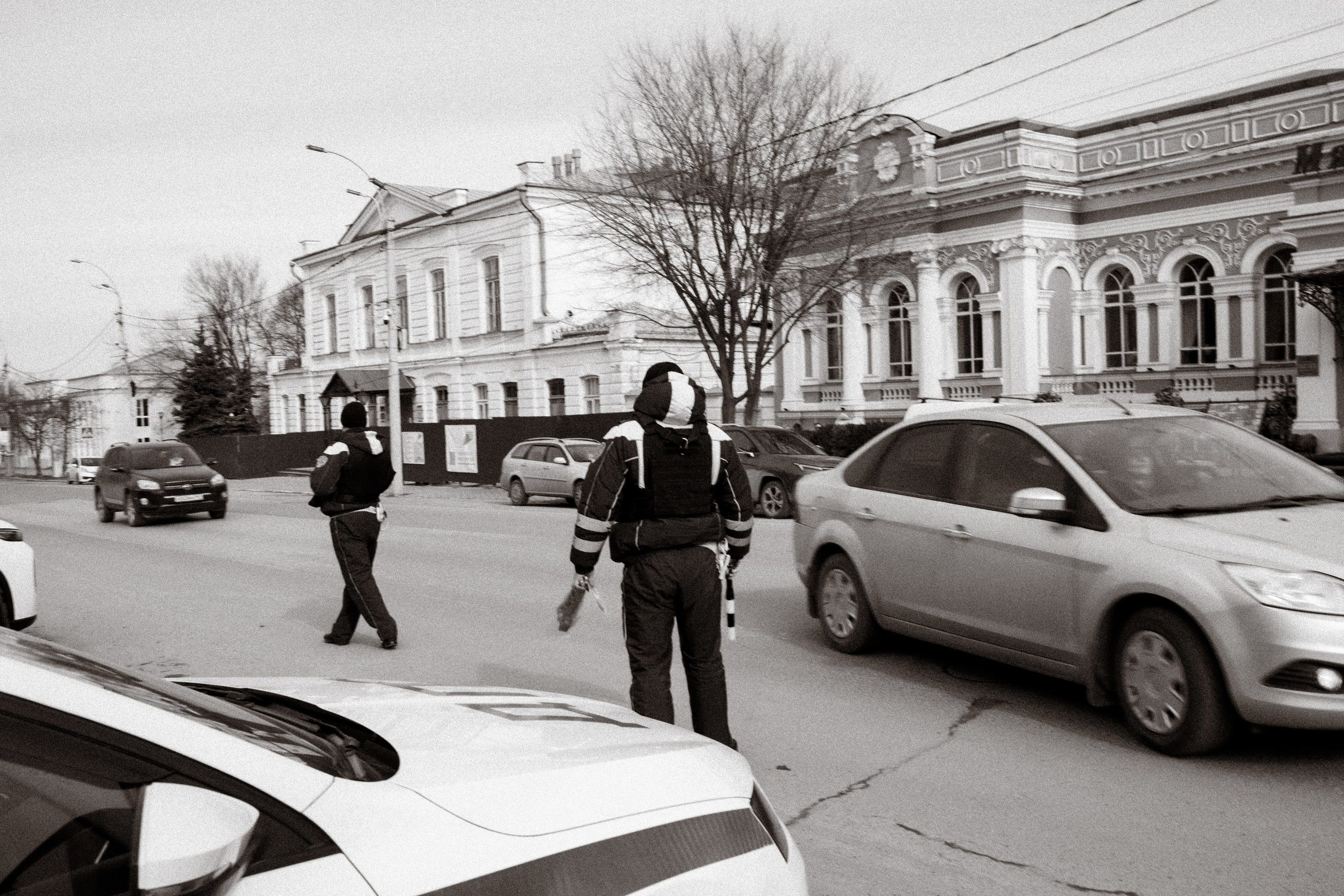ЦВЕТОЧНЫЙ ПАТРУЛЬ | Гедон-Юг и сотрудники ГАИ. Фотограф Александр Бигари