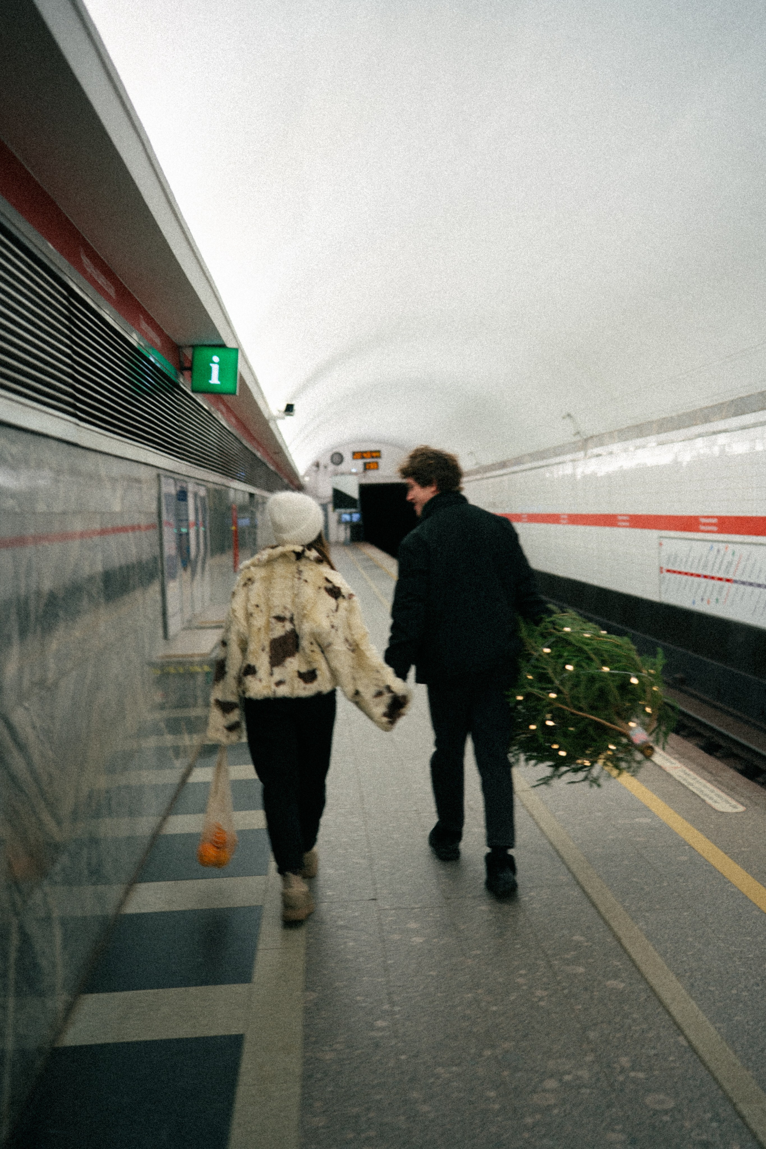 НОВОГОДНЯЯ ПРОГУЛКА ПАРЫ ПО ЧЕРНЫШЕВСКОЙ ПЕРЕД НОВЫМ ГОДОМ. Профессиональный фотограф, Санкт-Петербург — Виктория Богомолова