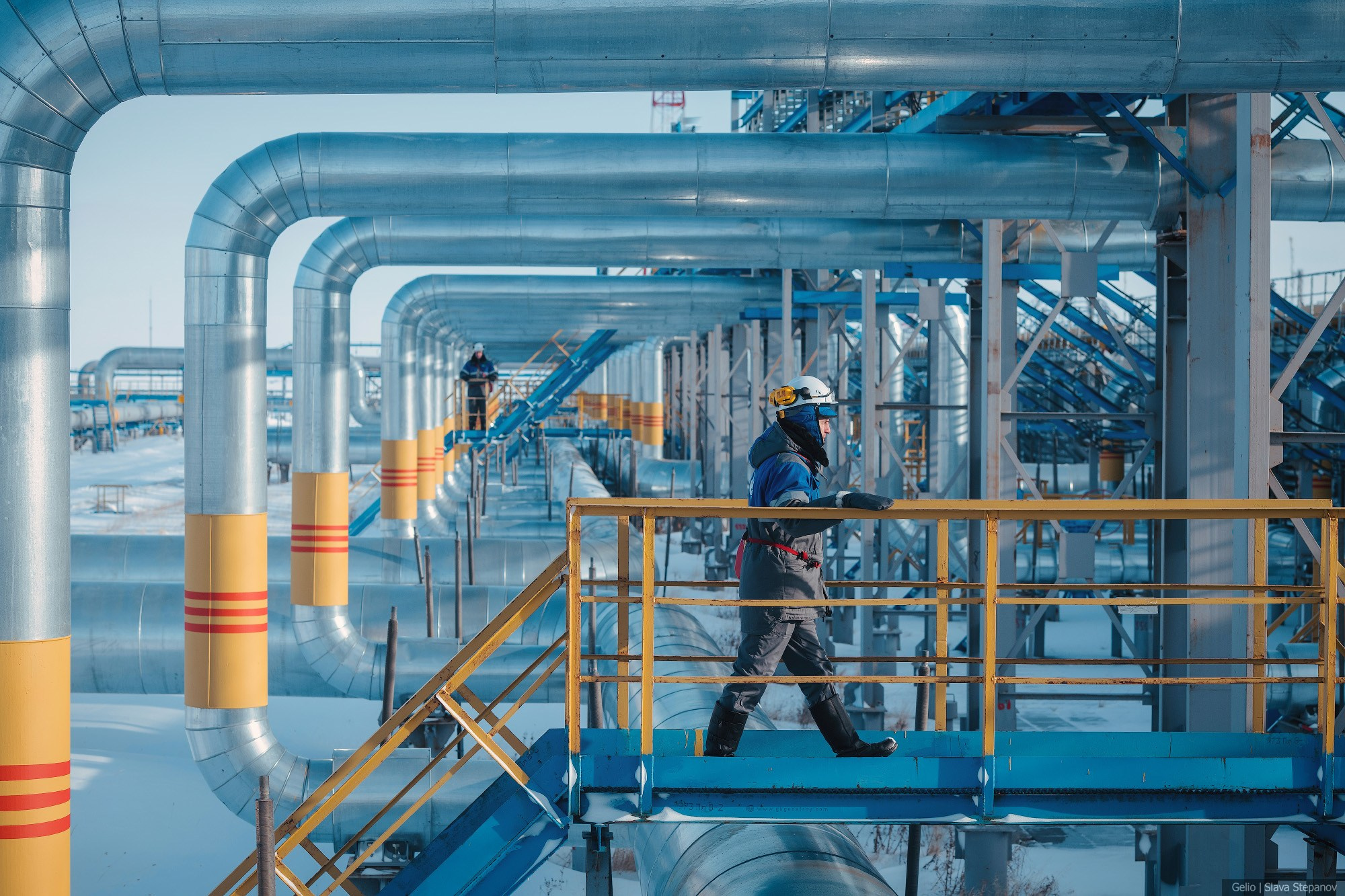 Обходчики газодобывающего предприятия проверяют технологические трубы и задвижки