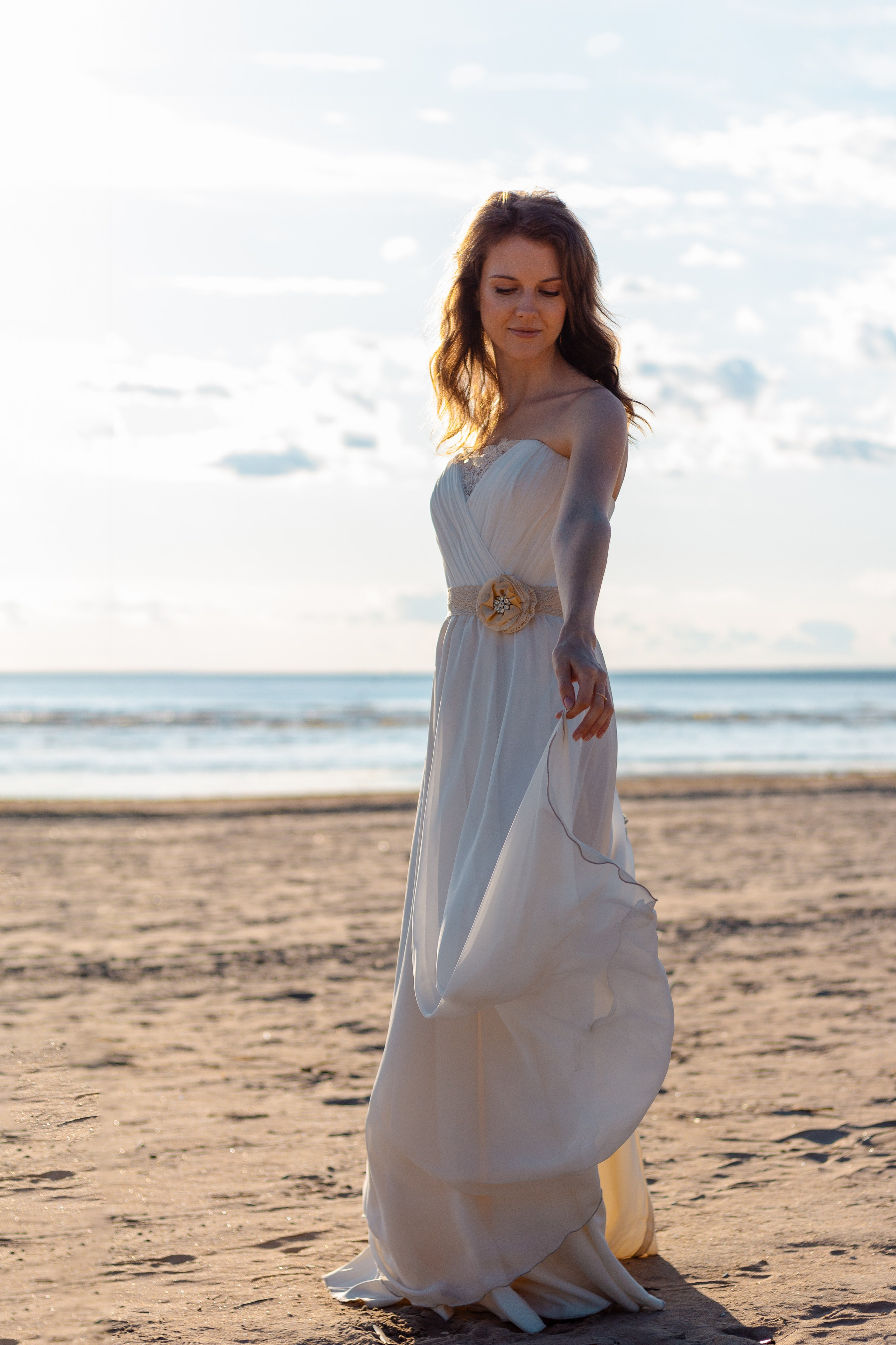 Девушка богиня на берегу залива. Девушка в шикарном белом платье на берегу моря. Индивидуальная фотосъемка.