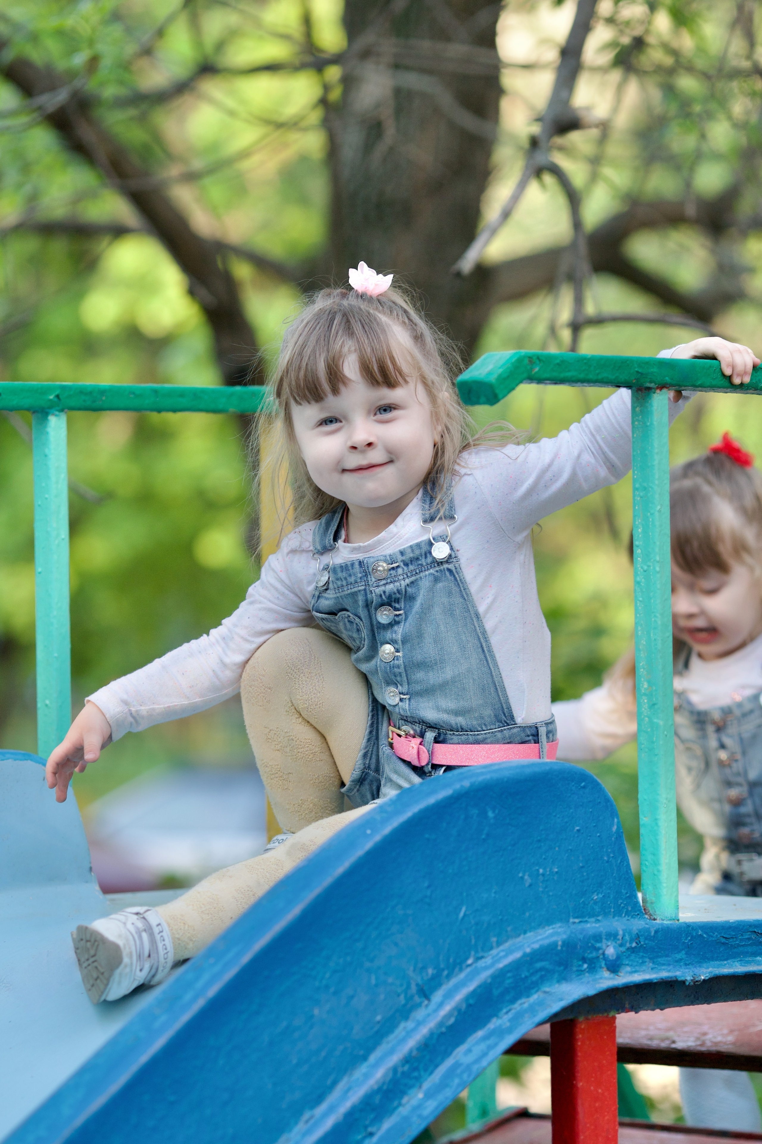 Фотосессия близняшек весной. Школьные выпускные альбомы в Москве Марина Николаева