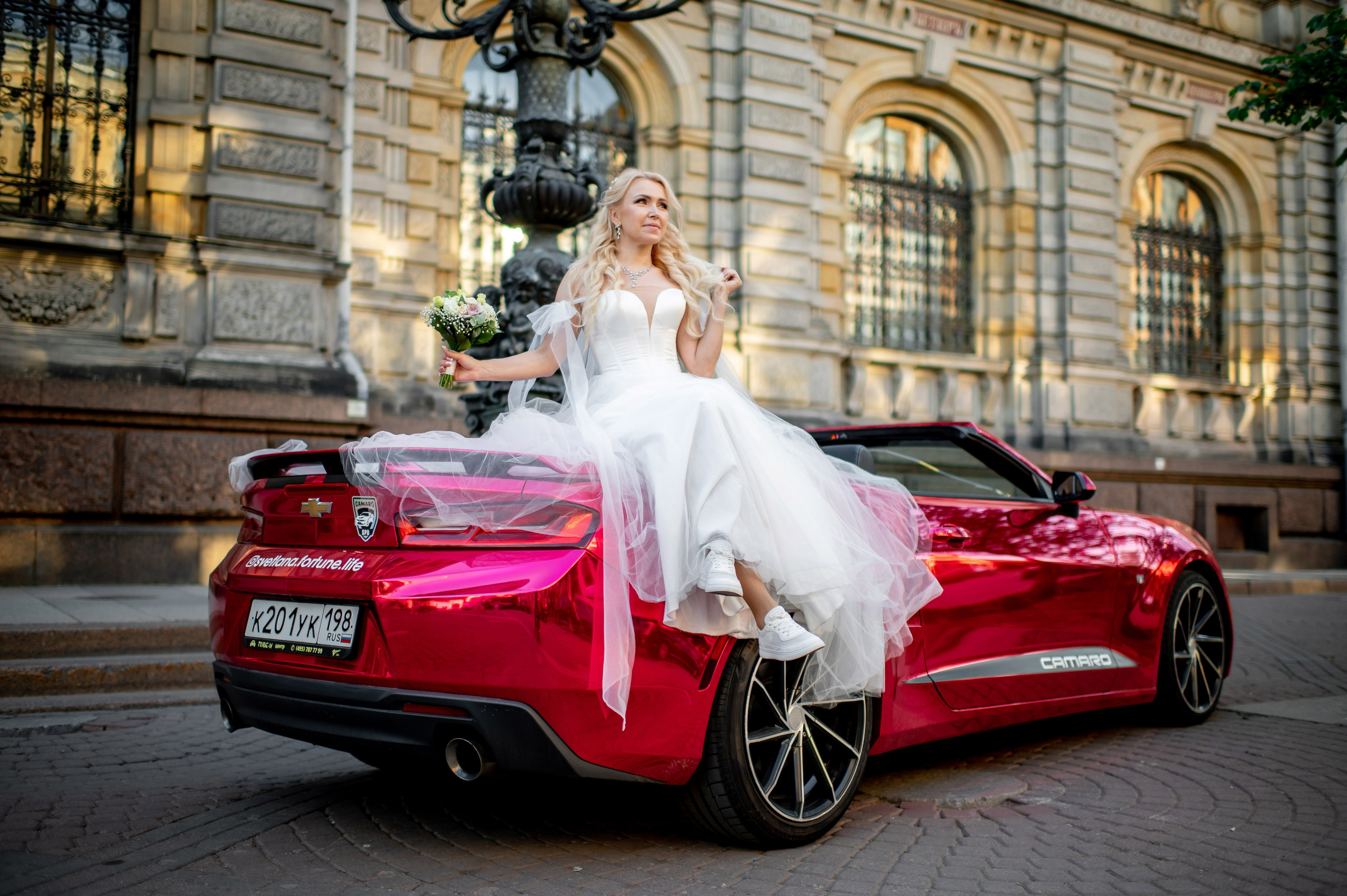 Евгения (фотосессия с малиновым chevrolet camaro, в сирени в Пушкине в Екатерининском парке). Портретный, семейный и свадебный фотограф в Санкт-Петербурге и в Пушкине Ширяев Денис