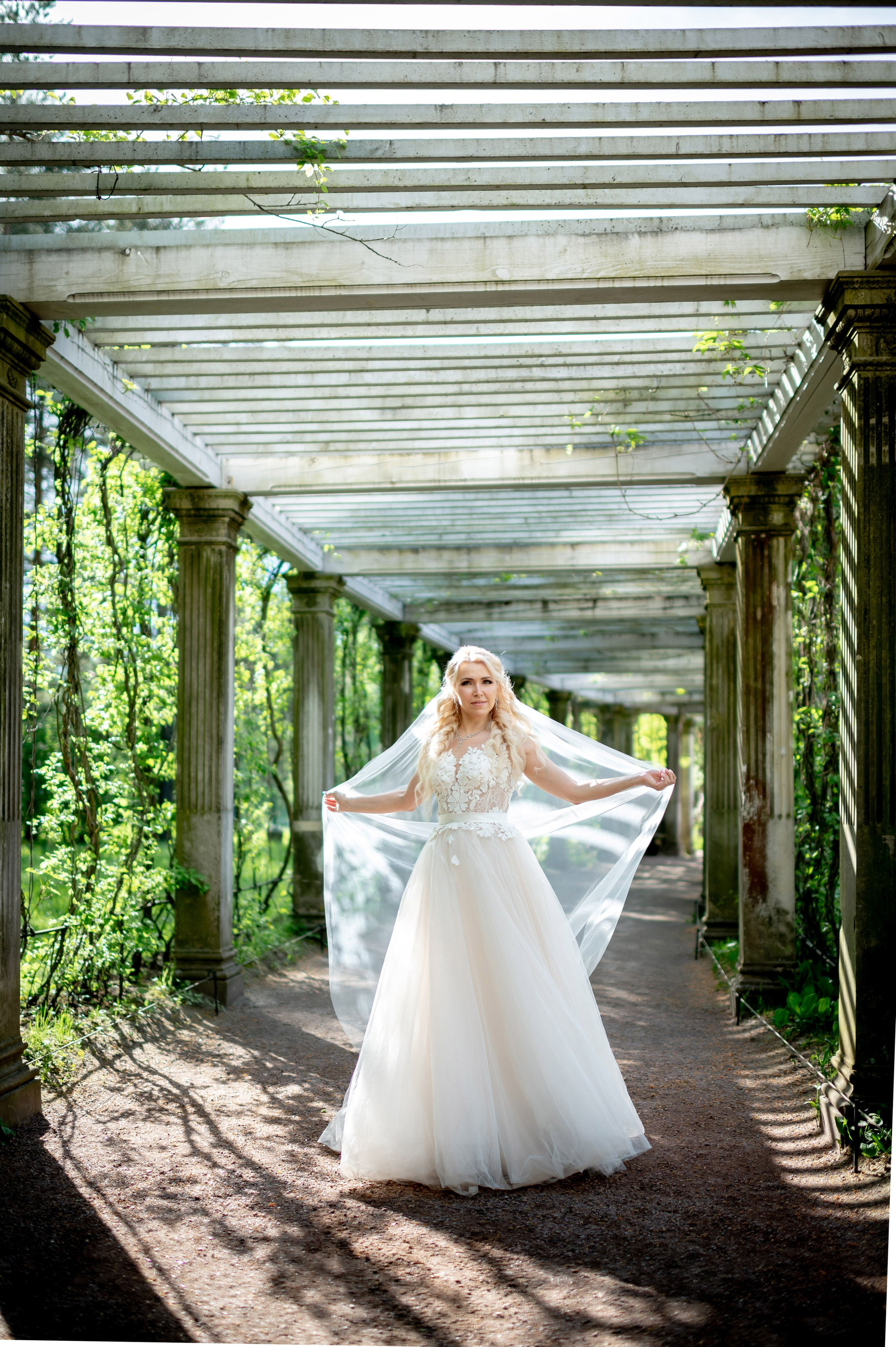 Евгения (фотосессия с малиновым chevrolet camaro, в сирени в Пушкине в Екатерининском парке). Портретный, семейный и свадебный фотограф в Санкт-Петербурге и в Пушкине Ширяев Денис