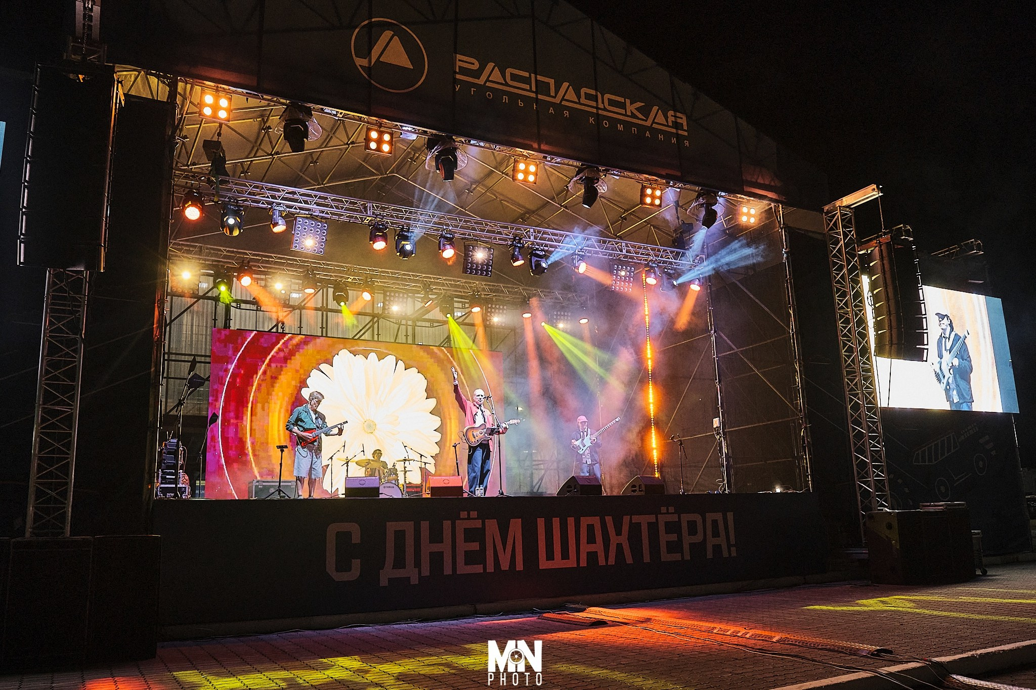 Праздник души и тела! День Шахтера в Междуреченске - это ДК “Распадский” и “Братья Грим”, которые заставили всех танцевать и петь! Никита Максимов в вихре эмоций.