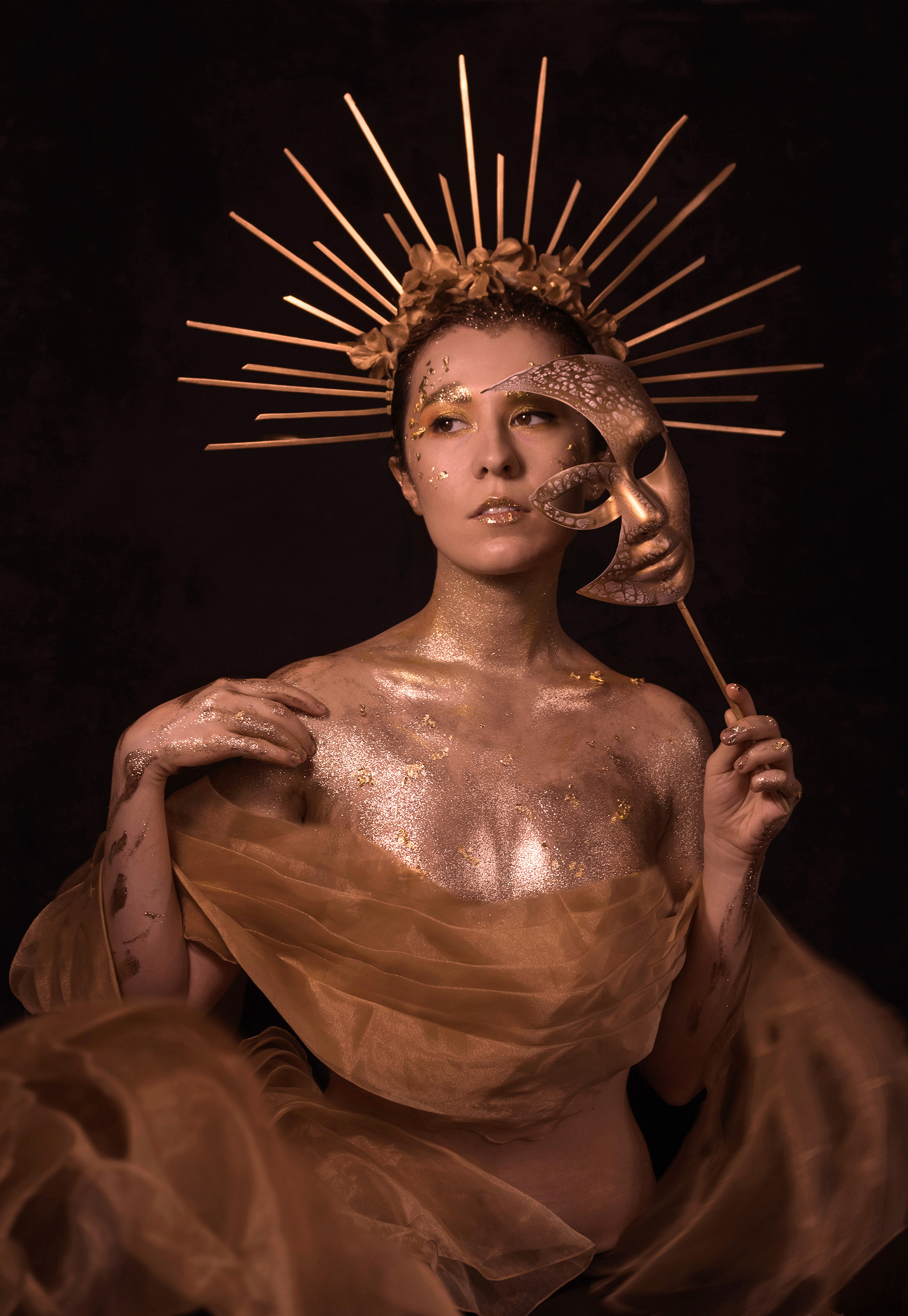 Девушка с веницианской маской, золотой дизайн. Арт-фотография, студийная съёмка.