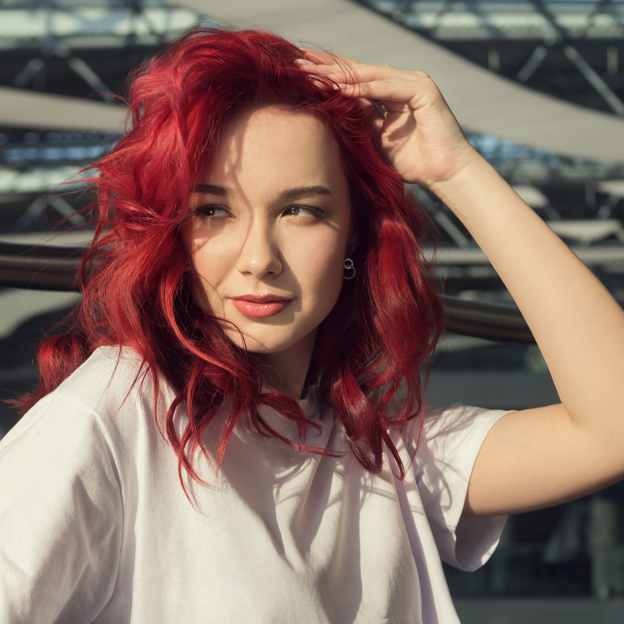 Портрет молодой девушки с ярко-медными волосами.