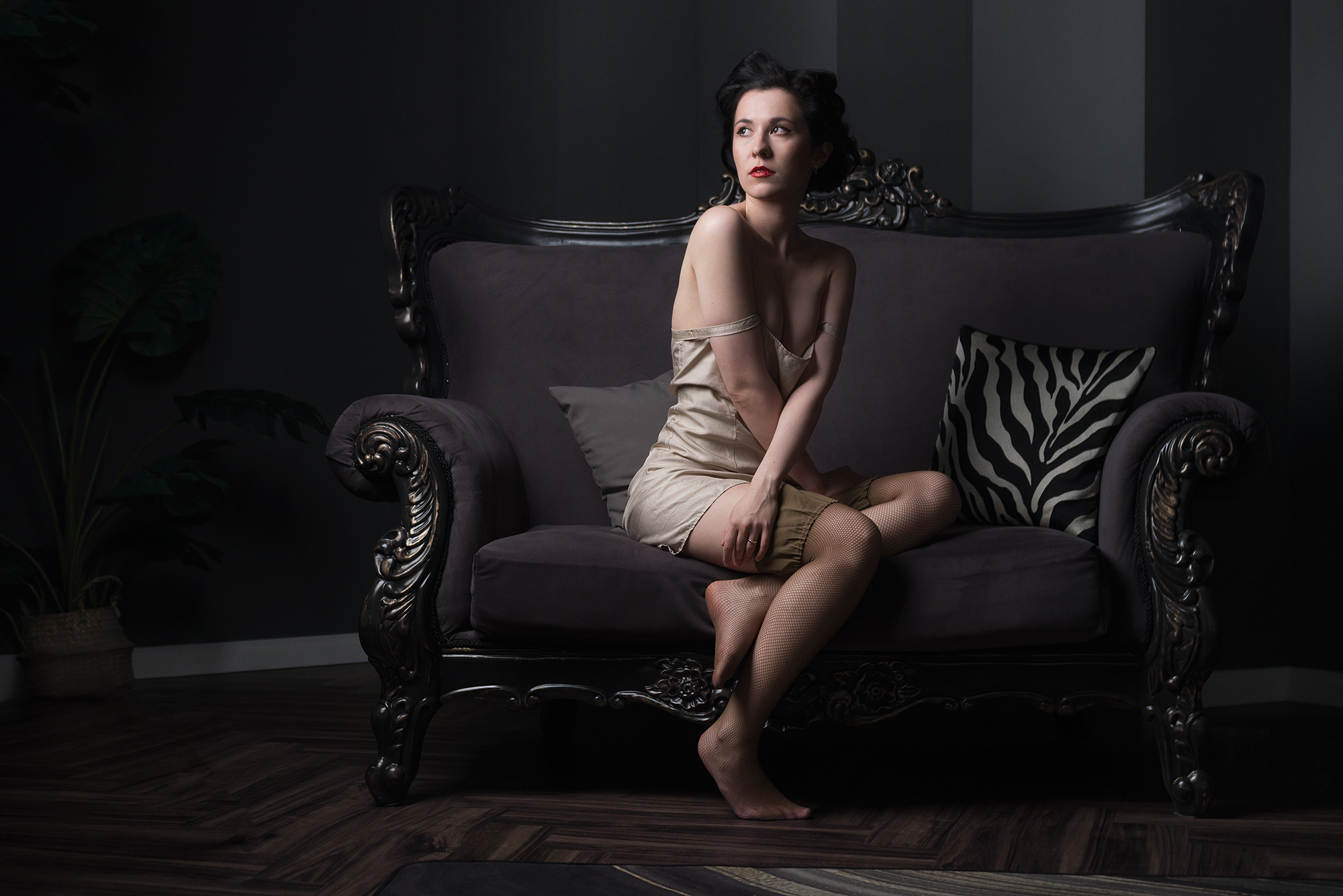 Девушка на диване, старинный стиль. Нижняя сорочка и чулки.