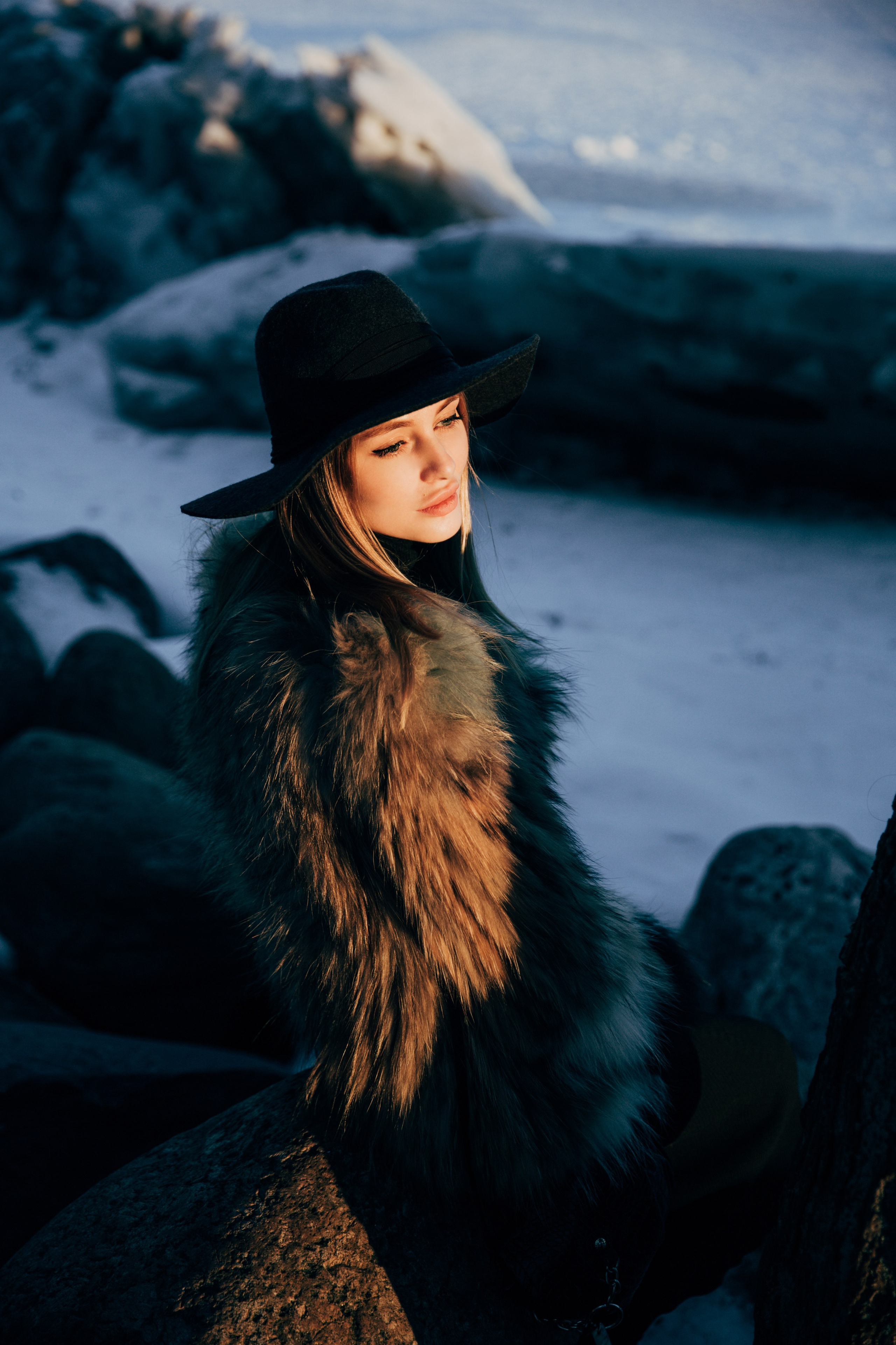 Девушка на берегу Финского залива на закате портрет