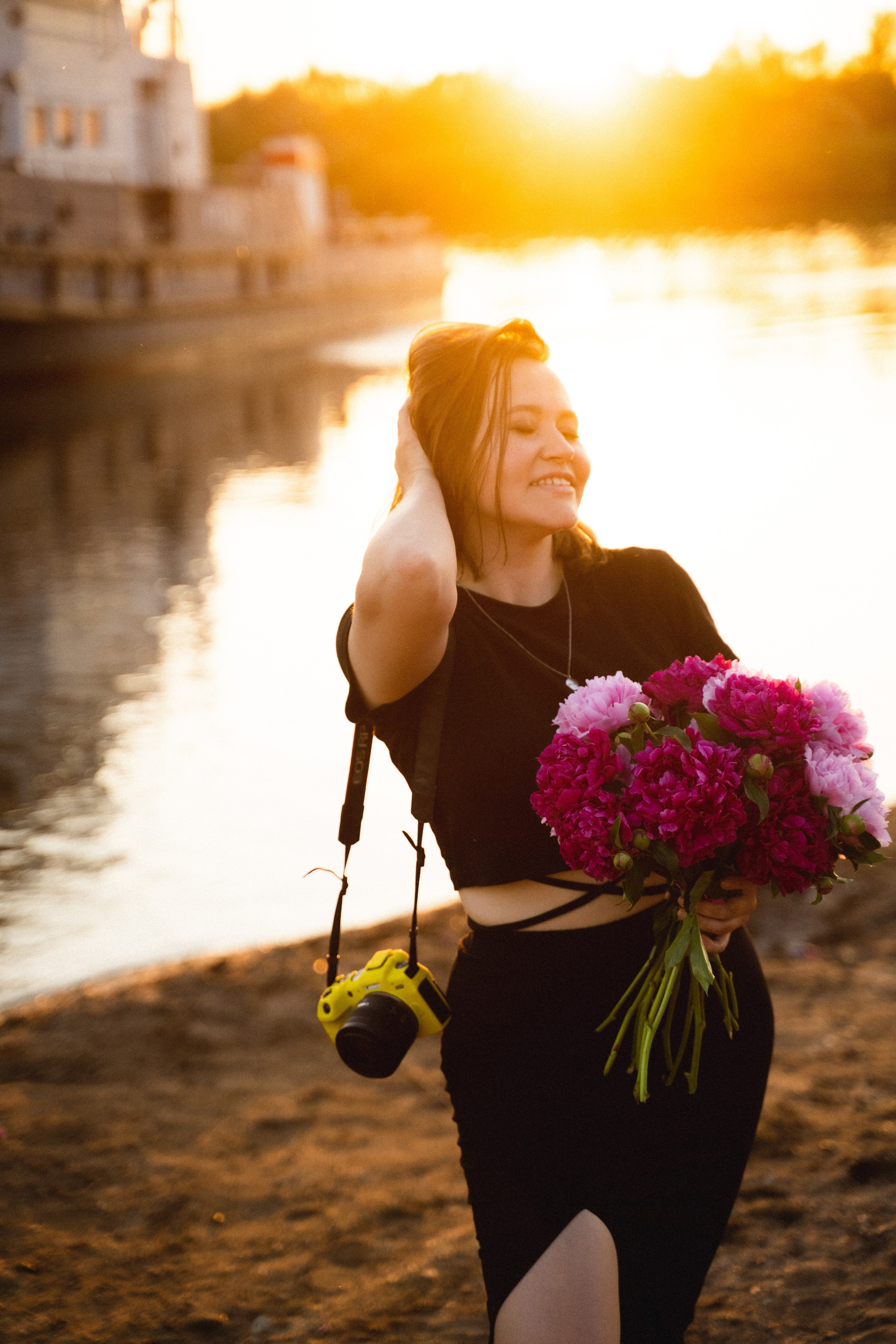 Девушки на берегу