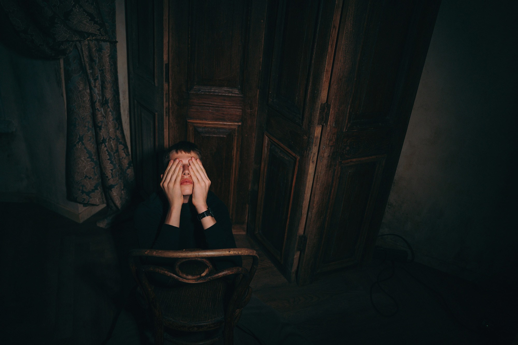 Стул, отчаяние, дом, вечер, темнота