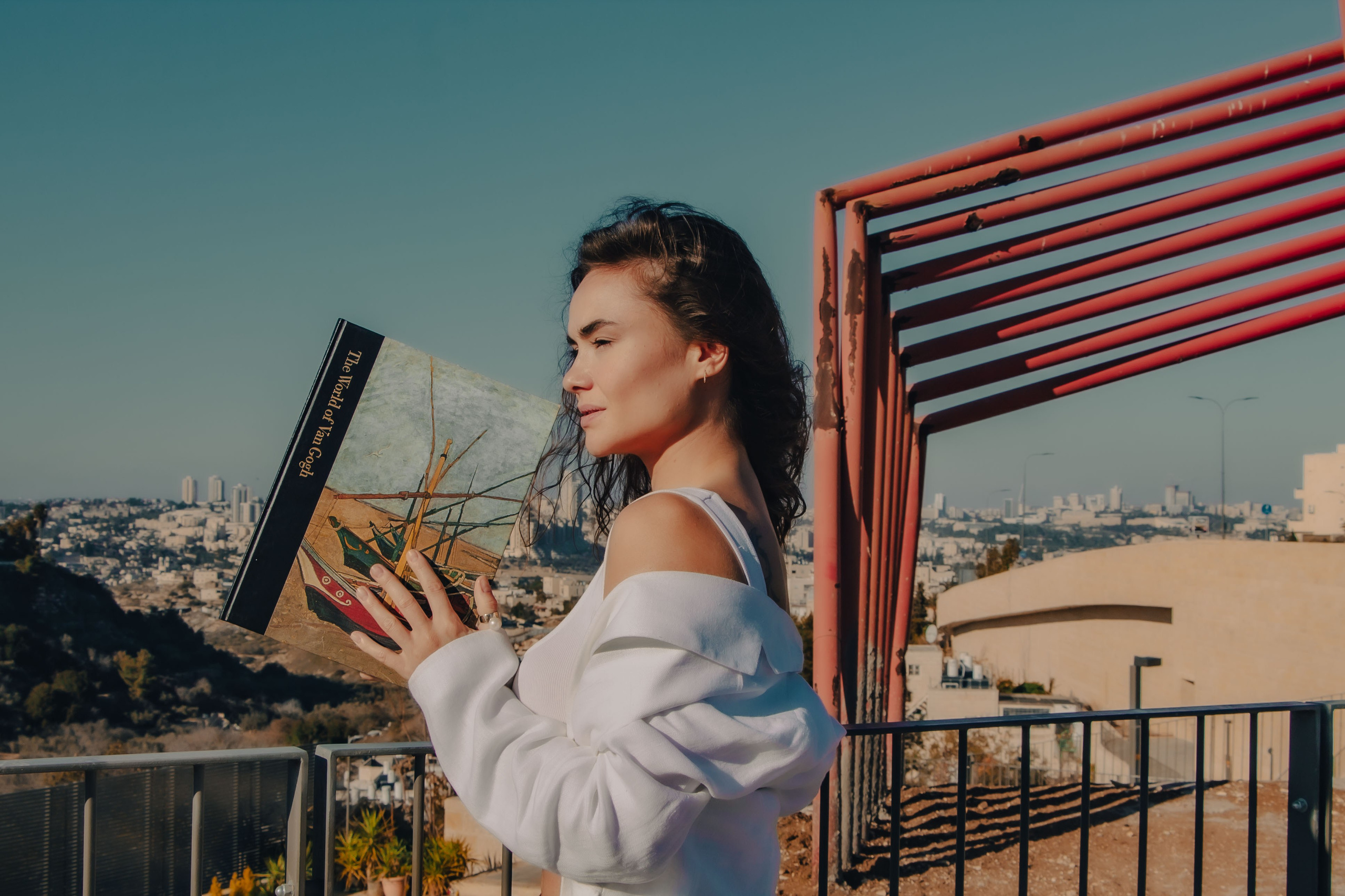 красивая девушка с книгой