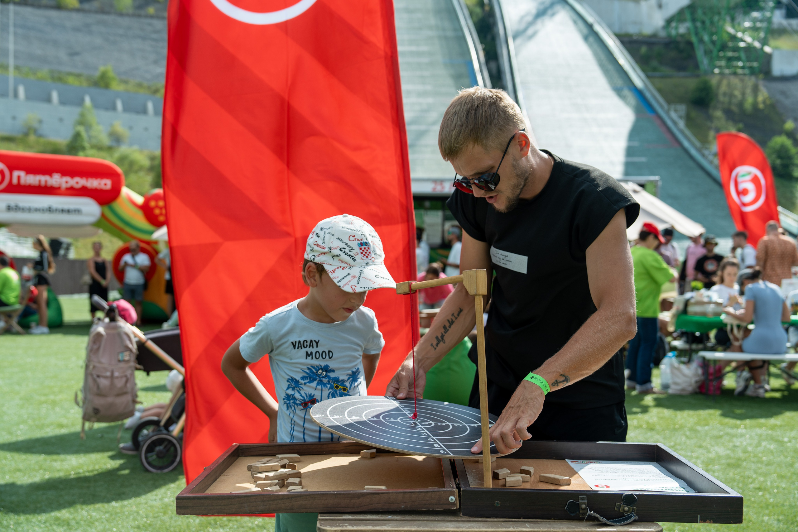 Фотоотчет партнеской интеграции для сети «Пятерочка» на фестивале «Grounded». Репортажный фотограф в Красной Поляне и Сочи Павлюченко Екатерина
