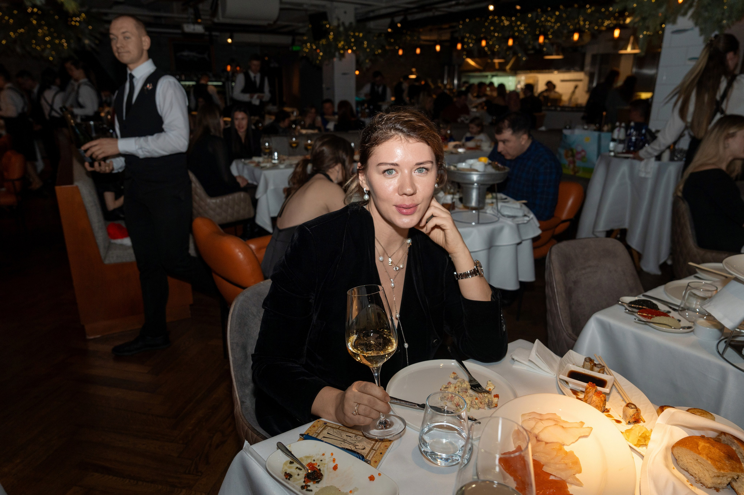 Новый год 2025 в ресторане Сахалин. Репортажный фотограф в Красной Поляне и Сочи Павлюченко Екатерина