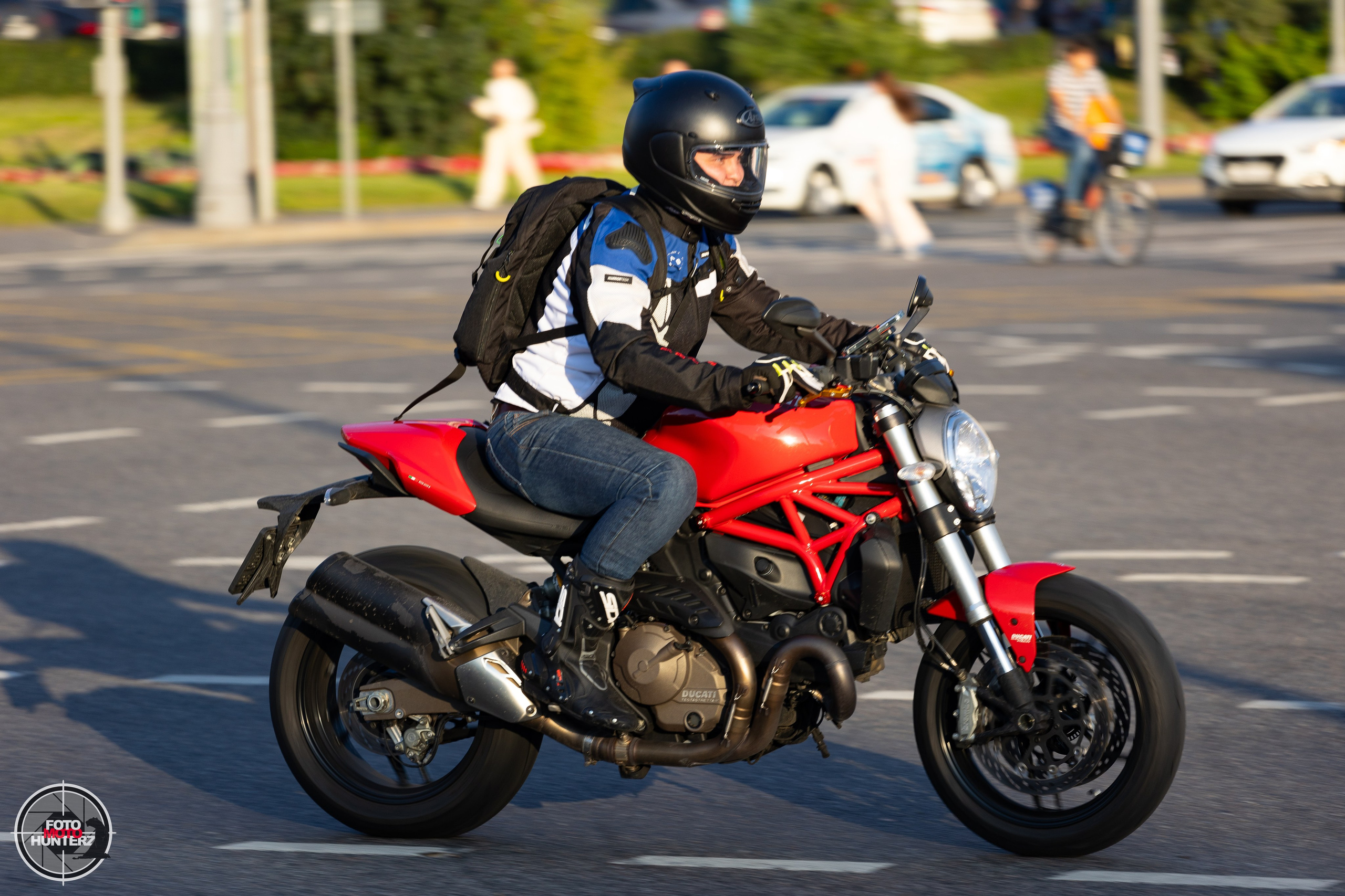 Мотоциклы на улицах города. Фотограф Ольга Гирусова «Пантерочка» Москва