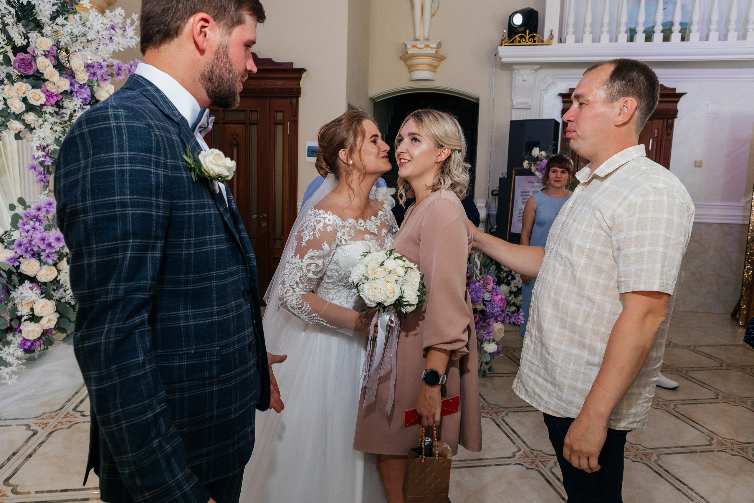 Трогательная выездная церемония в уютном ресторане. Олег Сверчков | Свадебный фотограф Вологда