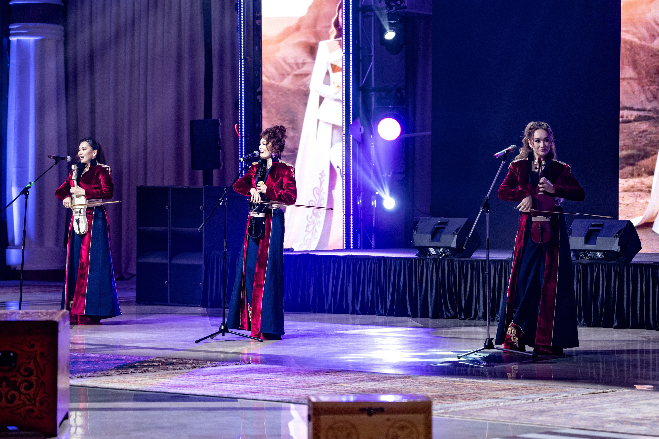Backstage. Сайт Алматинского НЮ АРТ, будуар и фэшн фотографа Дениса Карпенко