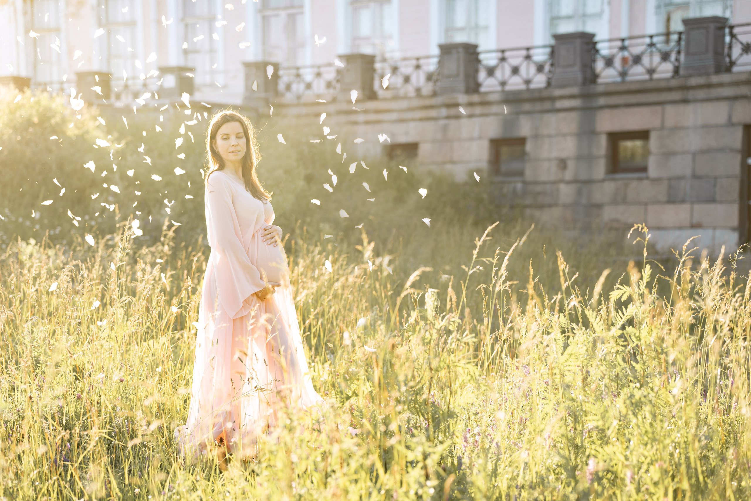 Фотосессия беременности у старинного особняка