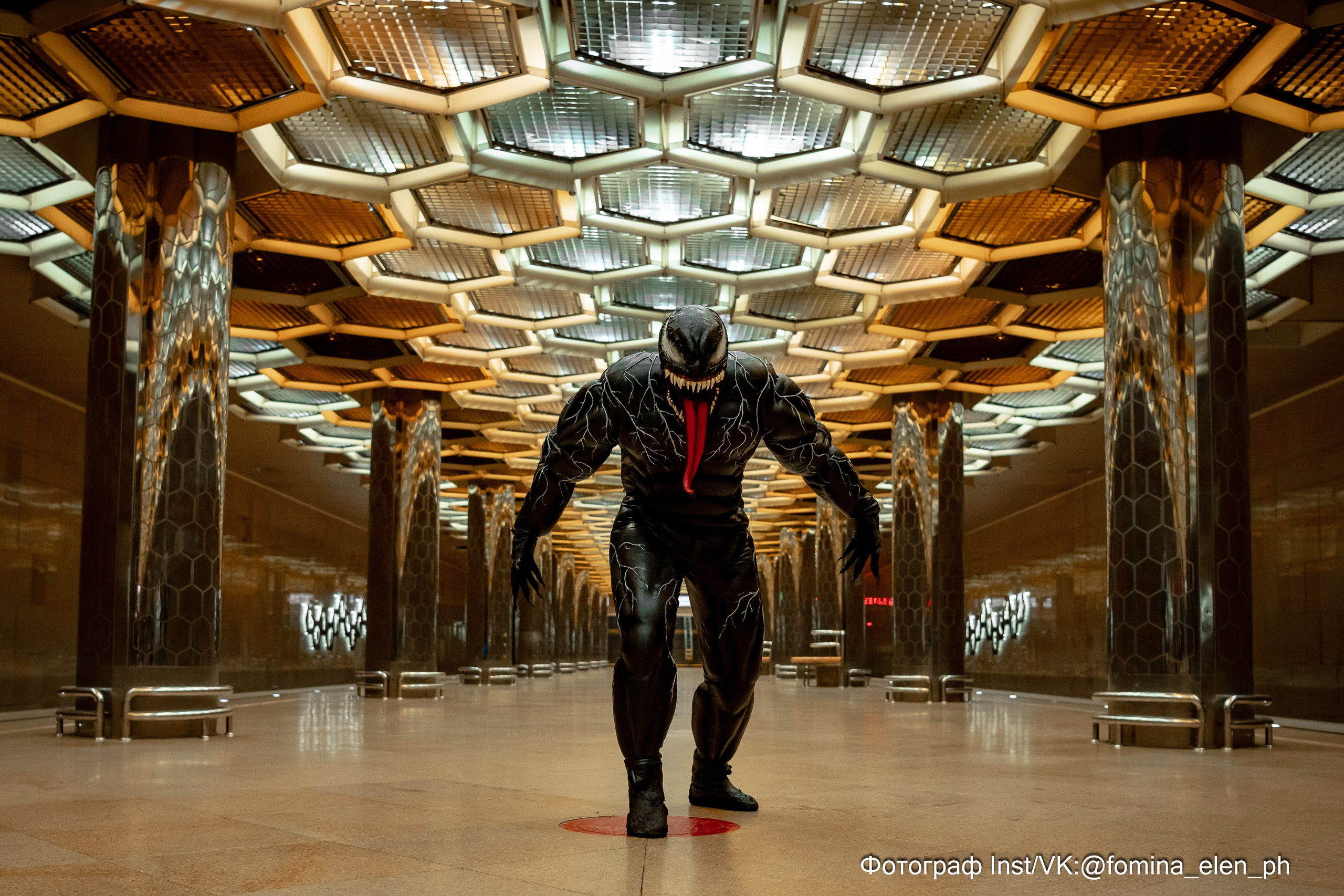 Человек паук и Веном в метро ЕКБ. Фомина Елена Свадебный и семейный фотограф