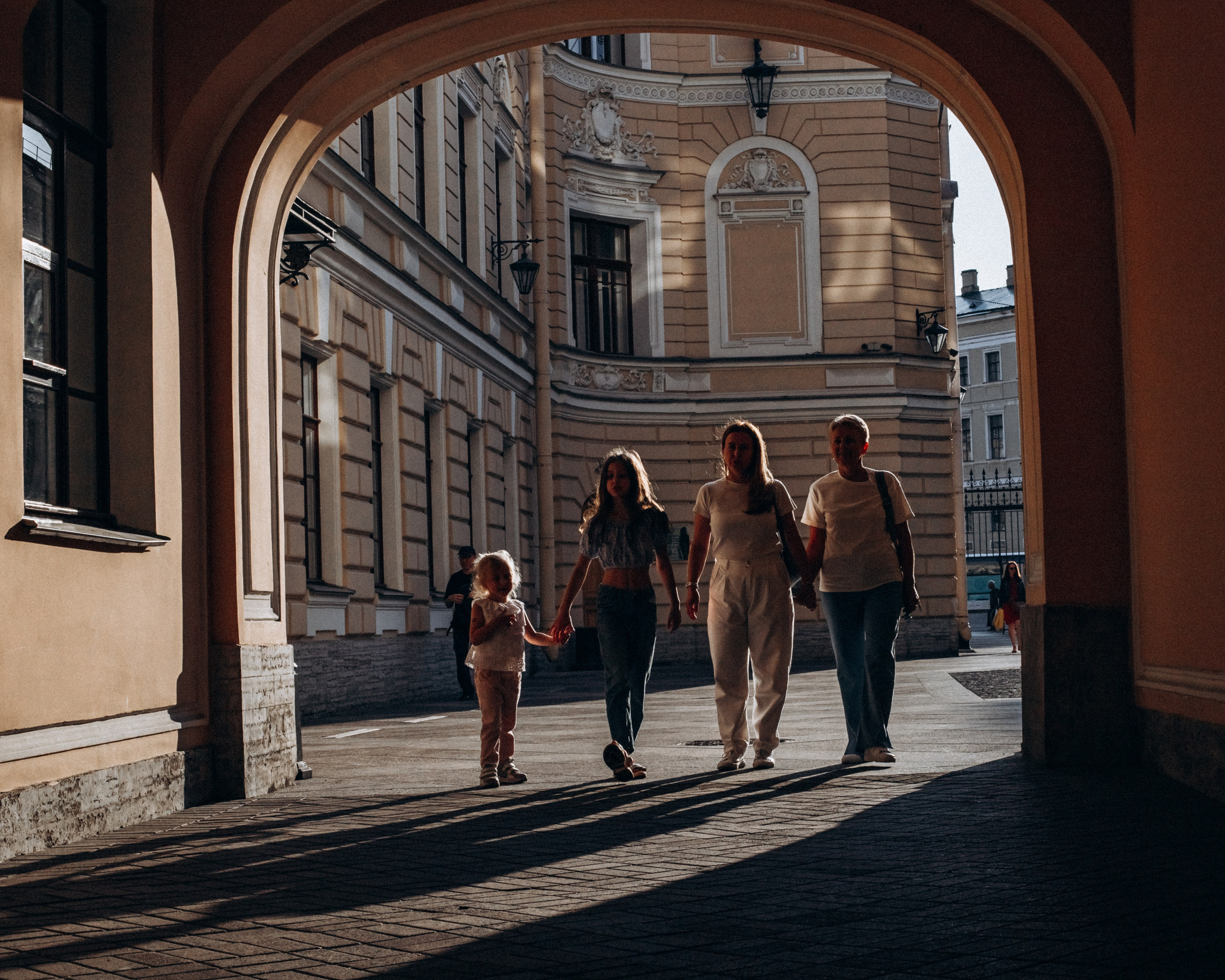 Дарья с семьей в июне. Фотопрогулка в Петербурге. Индивидуальный и семейный фотограф в Санкт-Петербурге