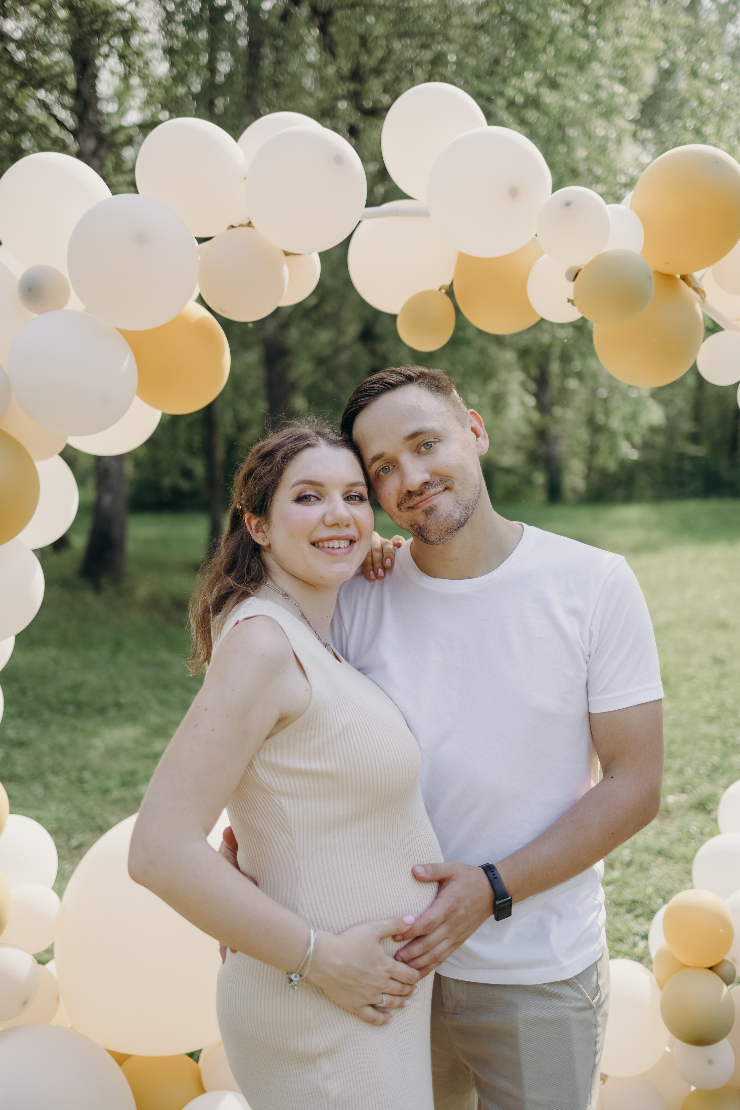 Беременная жена и заботливый муж на гендер-пати 