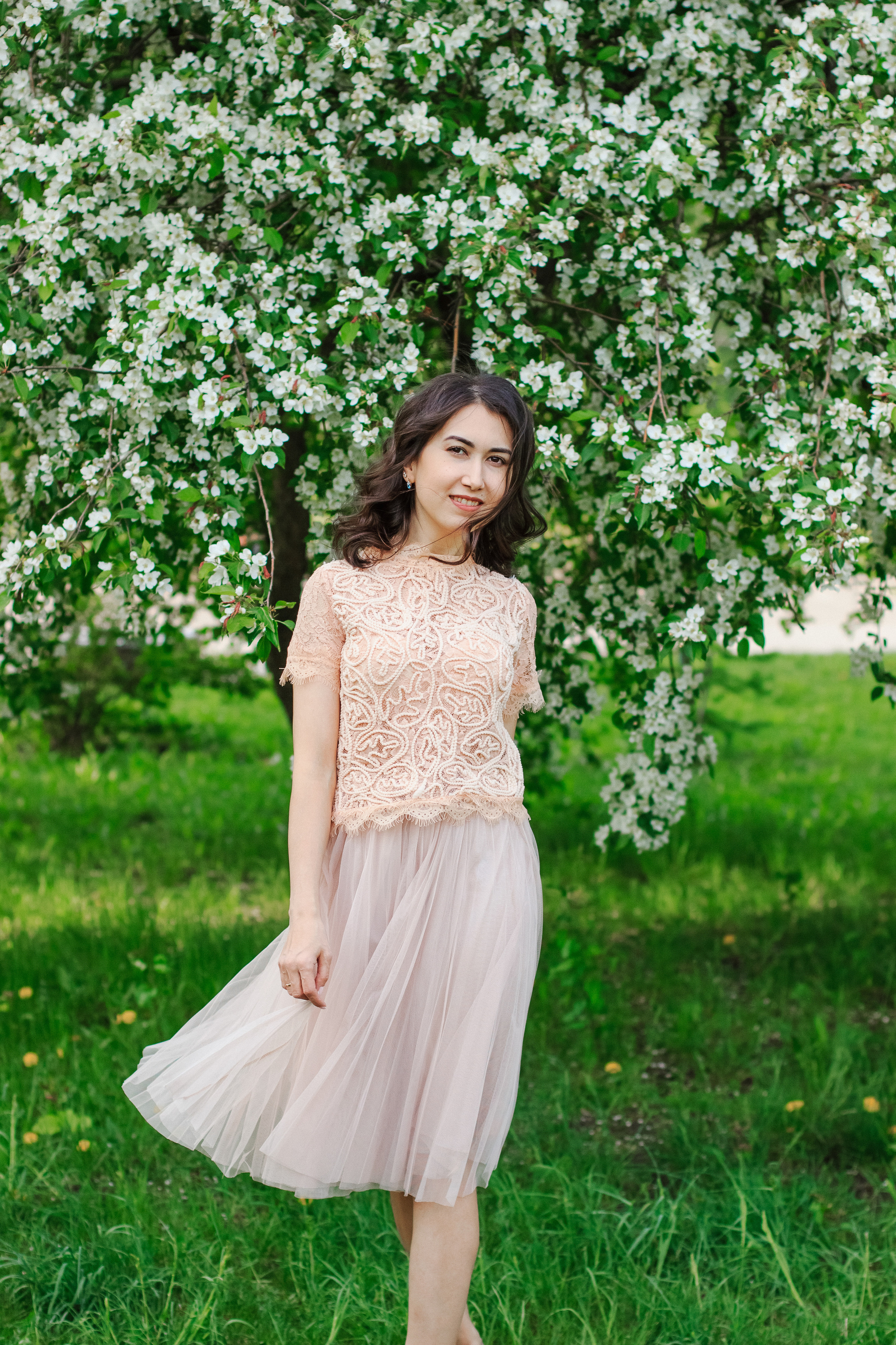 Фотосессия с цветущими яблонями. Контентный фотограф в Перми Натали Кытманова