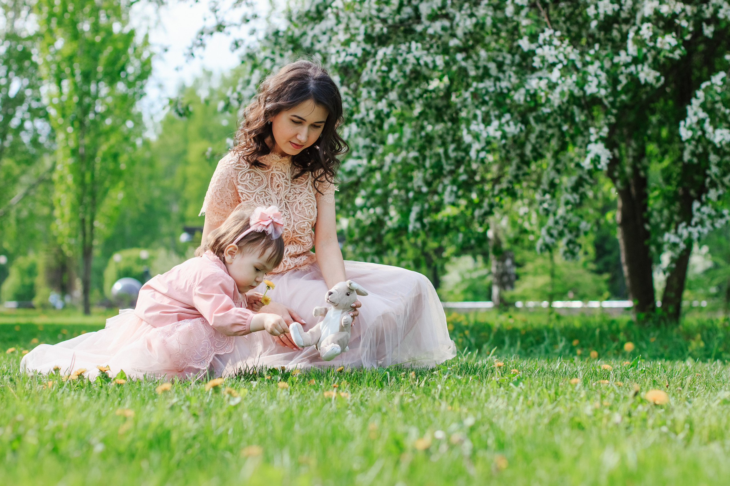 Фотосессия с цветущими яблонями. Контентный фотограф в Перми Натали Кытманова