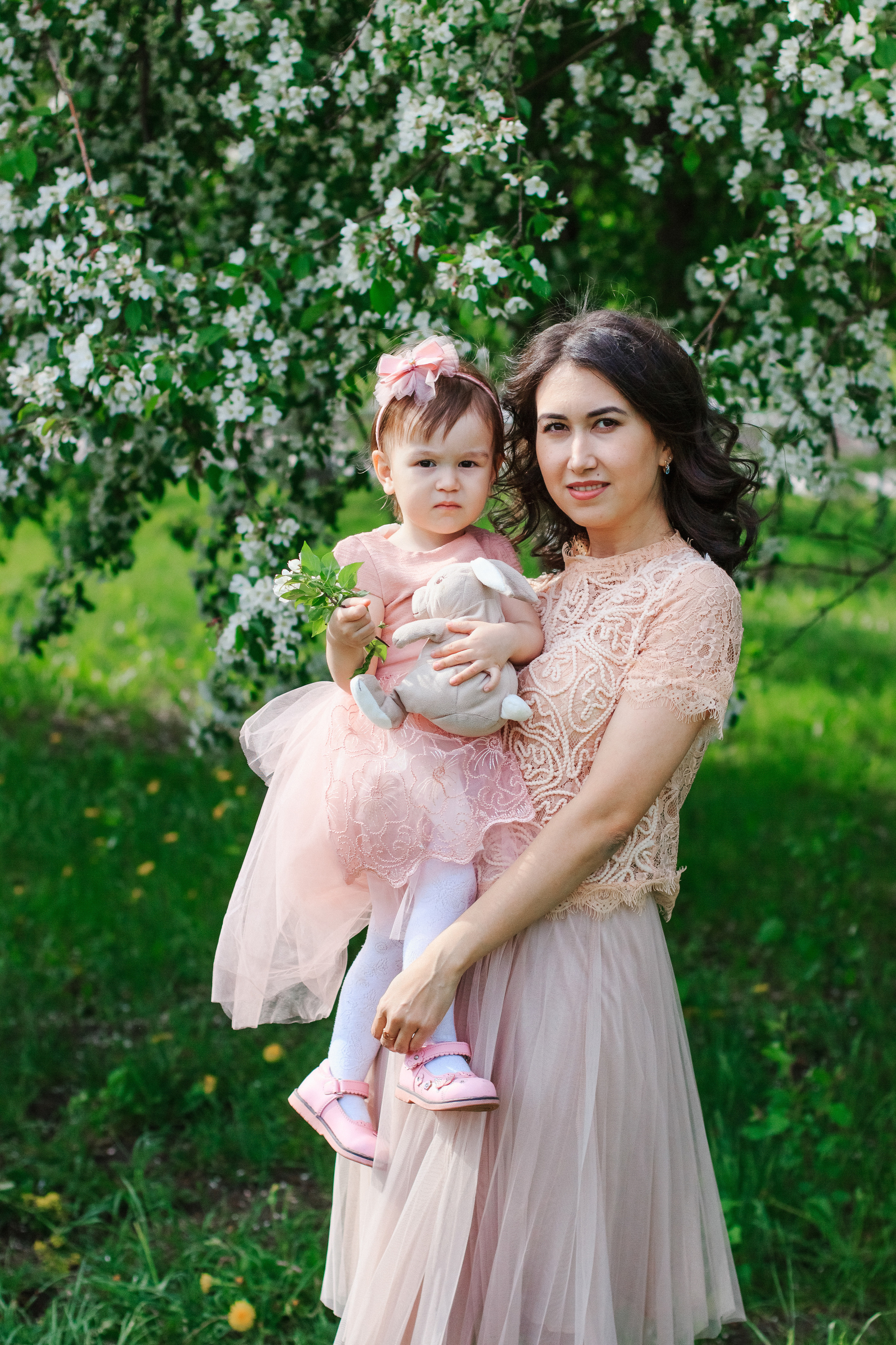 Фотосессия с цветущими яблонями. Контентный фотограф в Перми Натали Кытманова